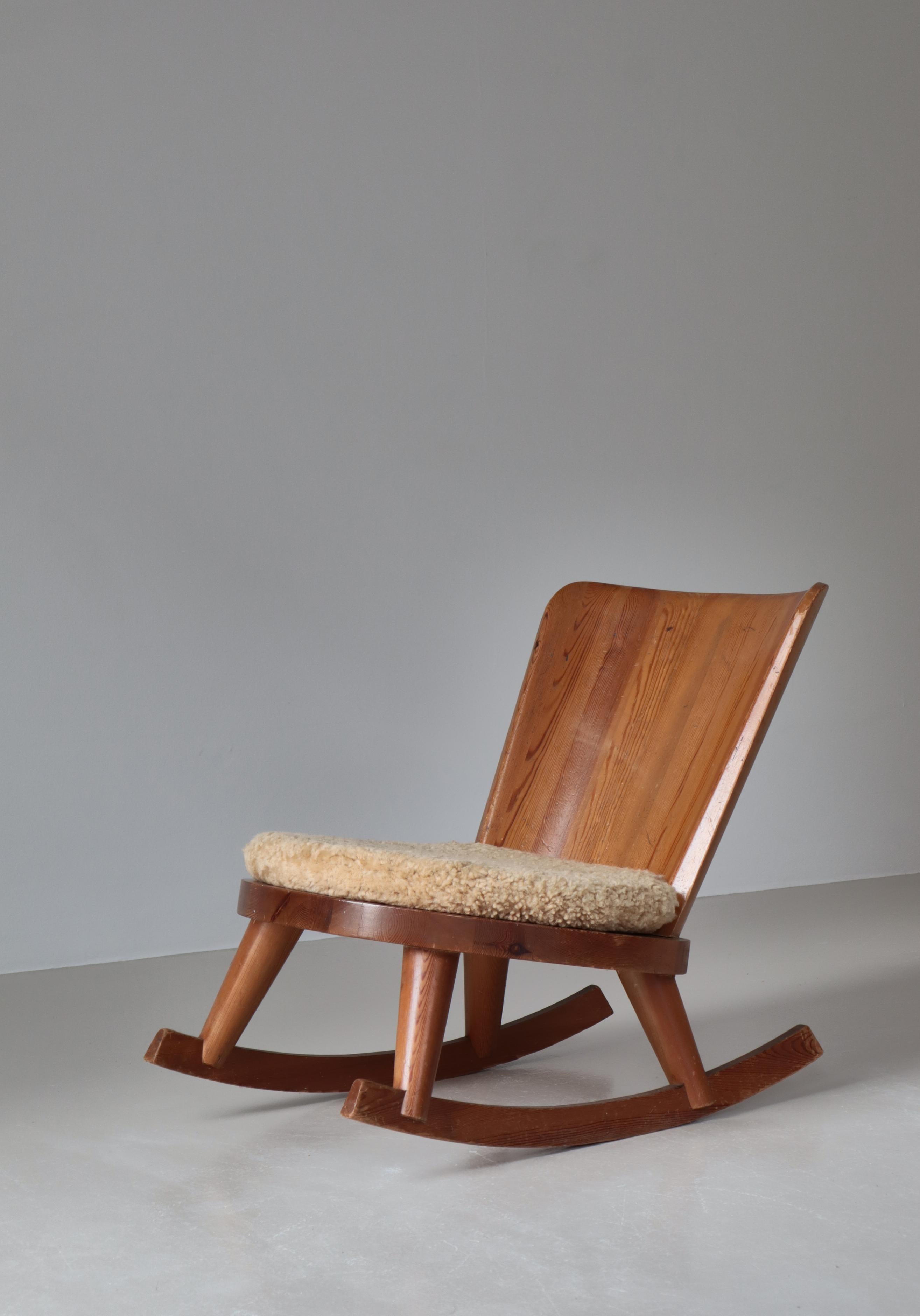 Chaise à bascule en pin et peau de mouton par Göran Malmvall, The Modernity suédois, années 1930 en vente 11