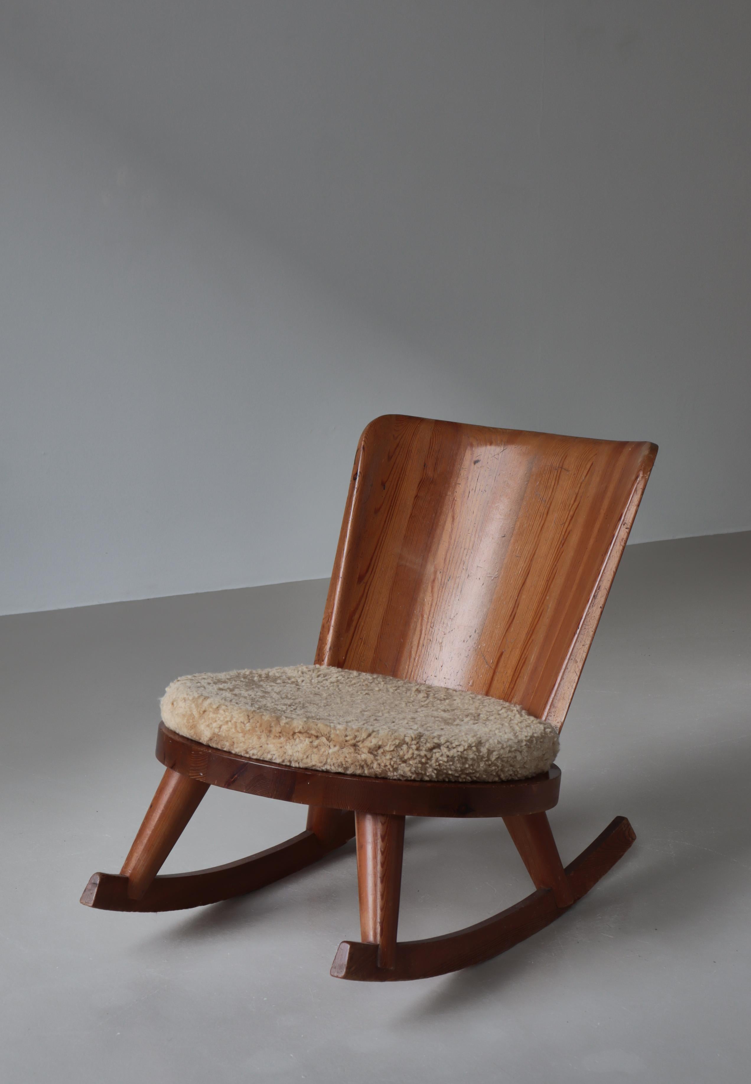 Scandinave moderne Chaise à bascule en pin et peau de mouton par Göran Malmvall, The Modernity suédois, années 1930 en vente