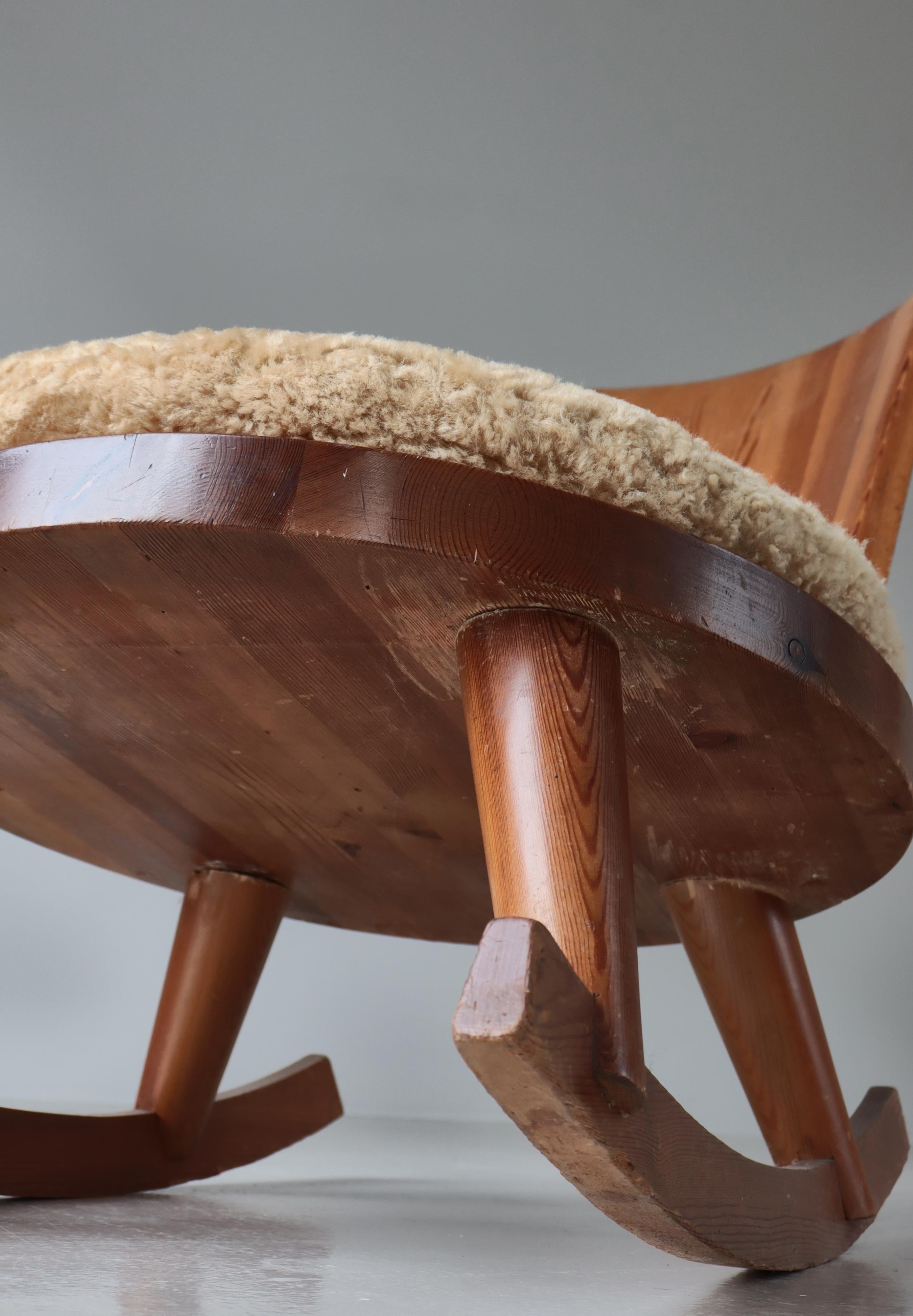 Suédois Chaise à bascule en pin et peau de mouton par Göran Malmvall, The Modernity suédois, années 1930 en vente