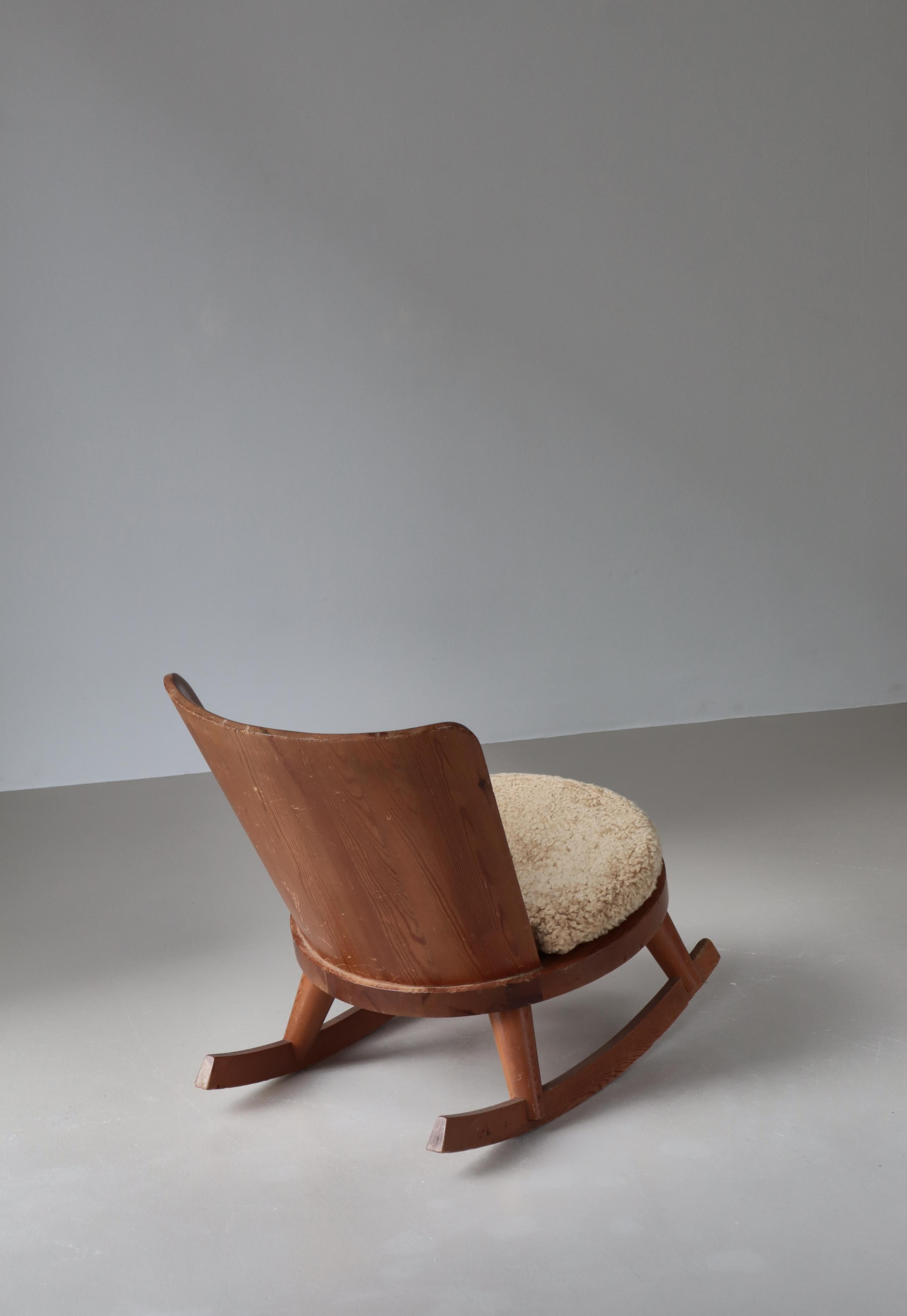 Chaise à bascule en pin et peau de mouton par Göran Malmvall, The Modernity suédois, années 1930 État moyen - En vente à Odense, DK