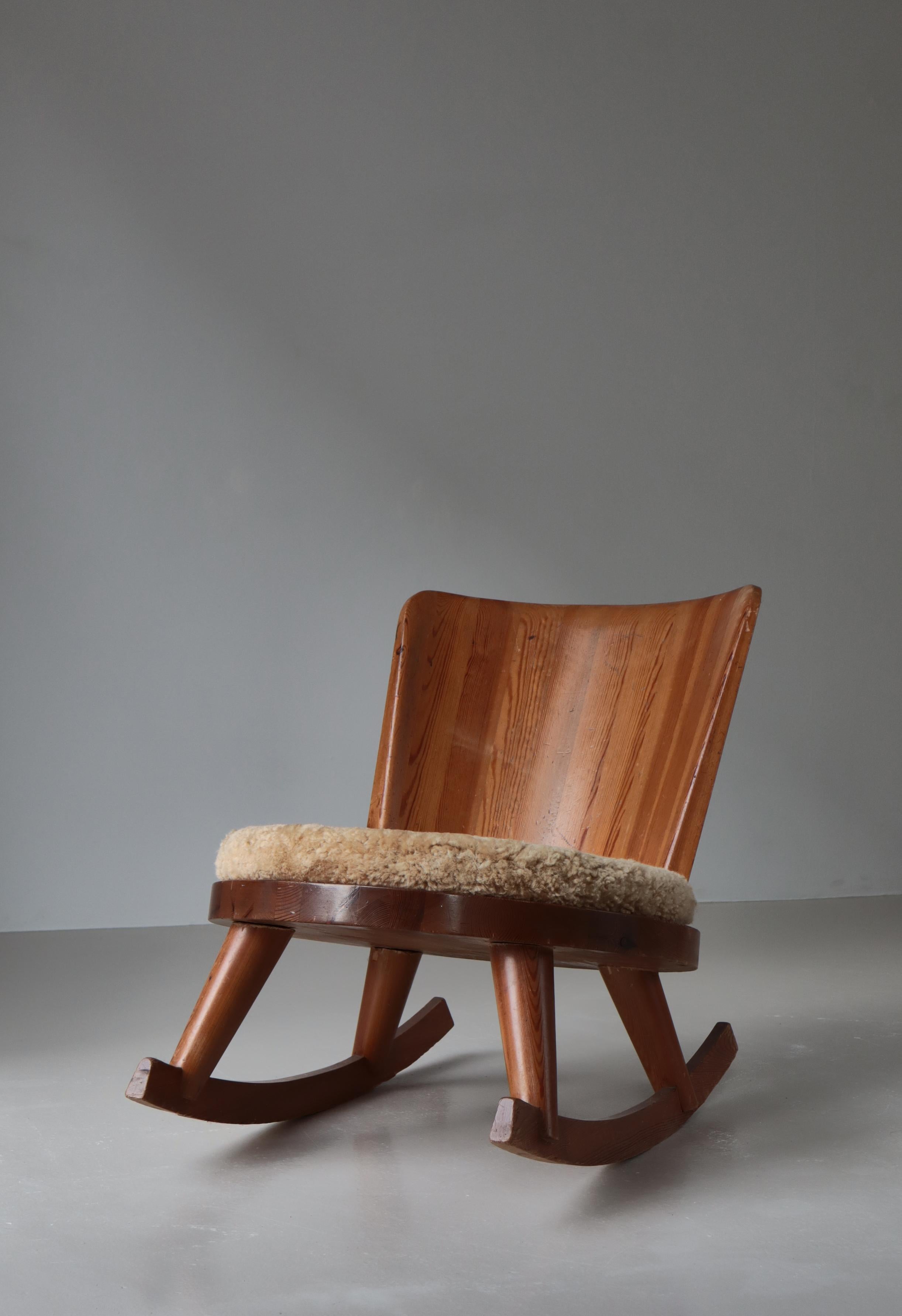Milieu du XXe siècle Chaise à bascule en pin et peau de mouton par Göran Malmvall, The Modernity suédois, années 1930 en vente