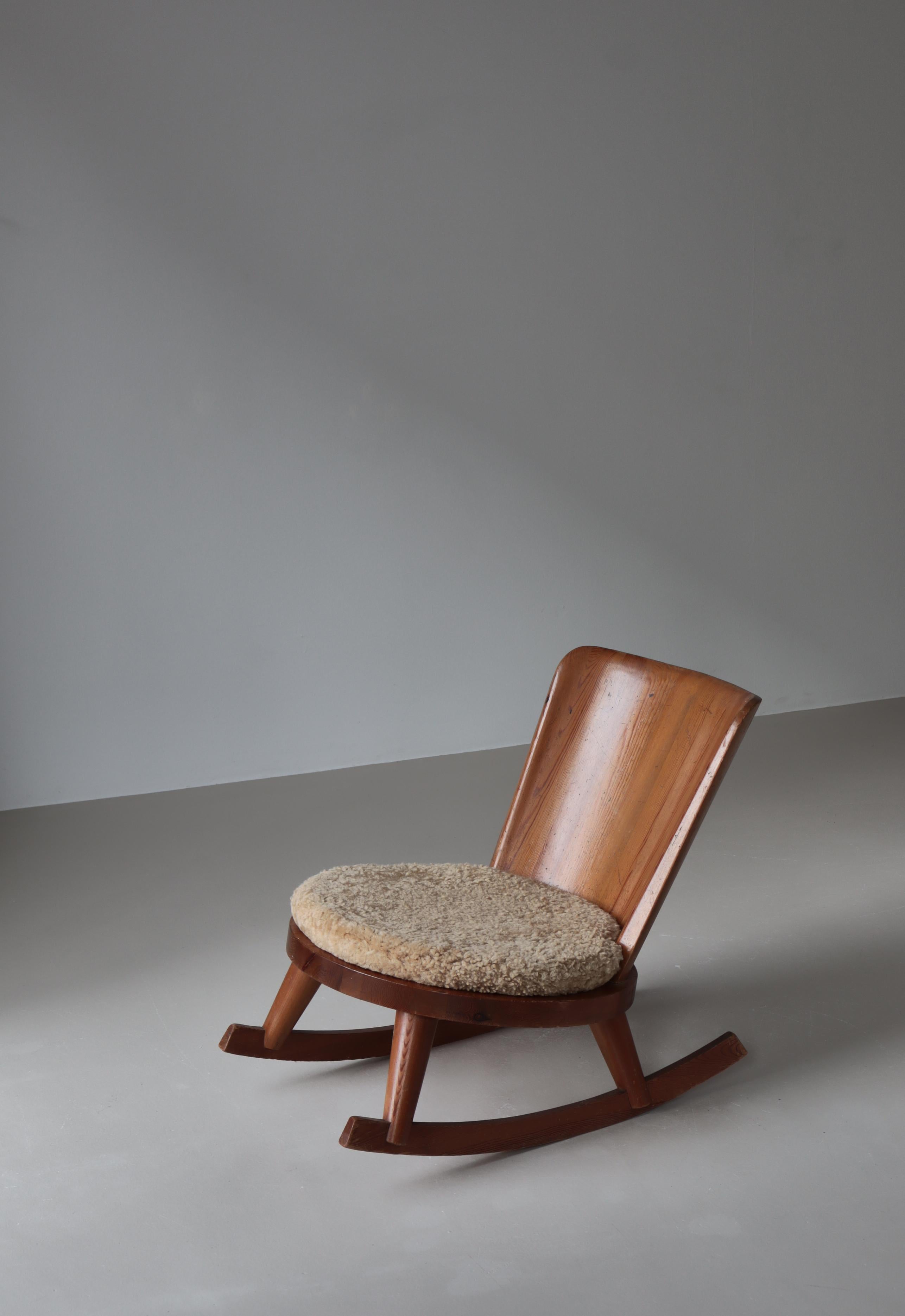 Chaise à bascule en pin et peau de mouton par Göran Malmvall, The Modernity suédois, années 1930 en vente 2