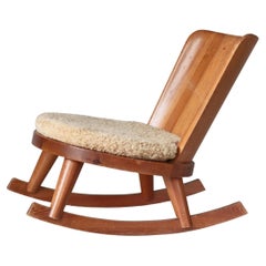 Chaise à bascule en pin et peau de mouton par Göran Malmvall, The Modernity suédois, années 1930