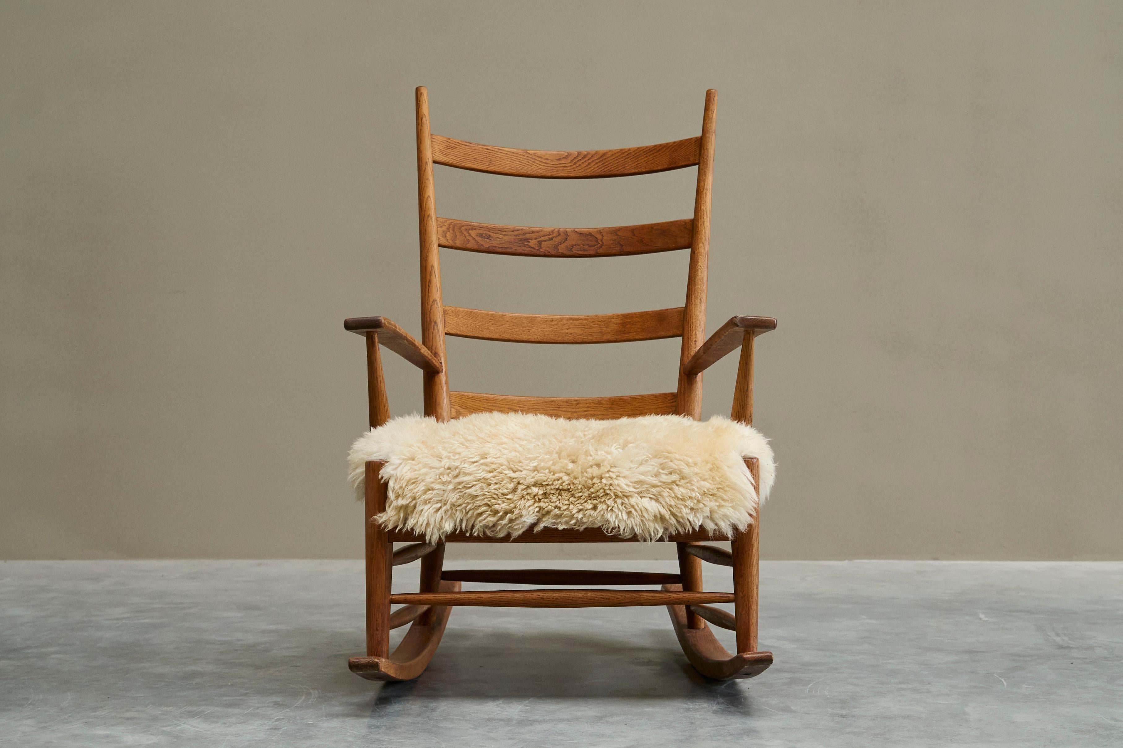 Sedia a dondolo in massello di Oak e pelle di pecora Francia anni '60 in vendita 2