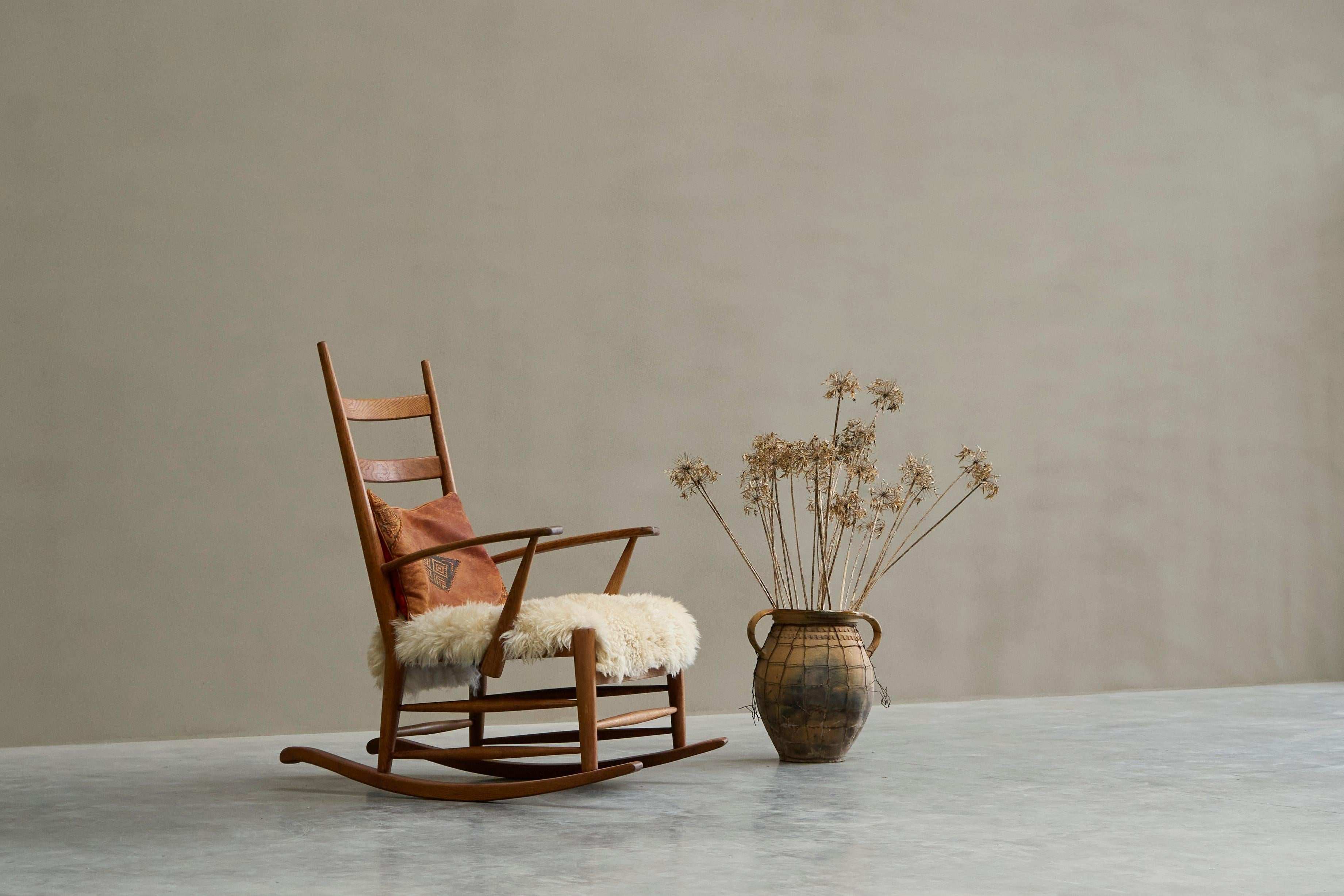 Sedia a dondolo in massello di Oak e pelle di pecora Francia anni '60 in vendita 6