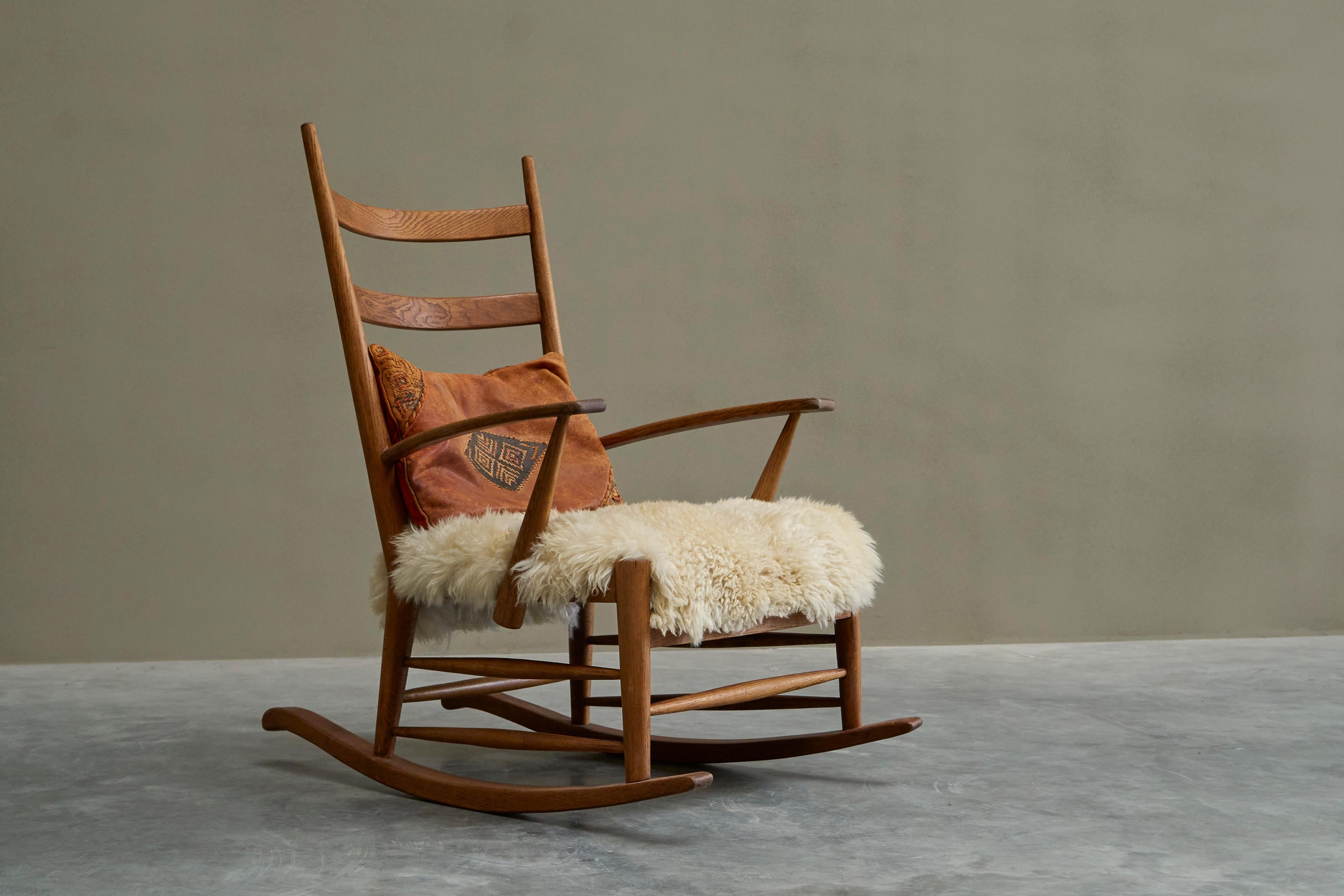 Sedia a dondolo in massello di Oak e pelle di pecora, Francia 1960.

Siediti, rilassati e goditi il tuo libro, una tazza di tè caldo o un buon bicchiere di vino. Tornare a casa dopo una lunga giornata non sarà più lo stesso, grazie a questa