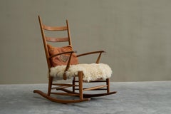 Schaukelstuhl aus massiver Eiche und Schafsfell, Frankreich 1960er Jahre