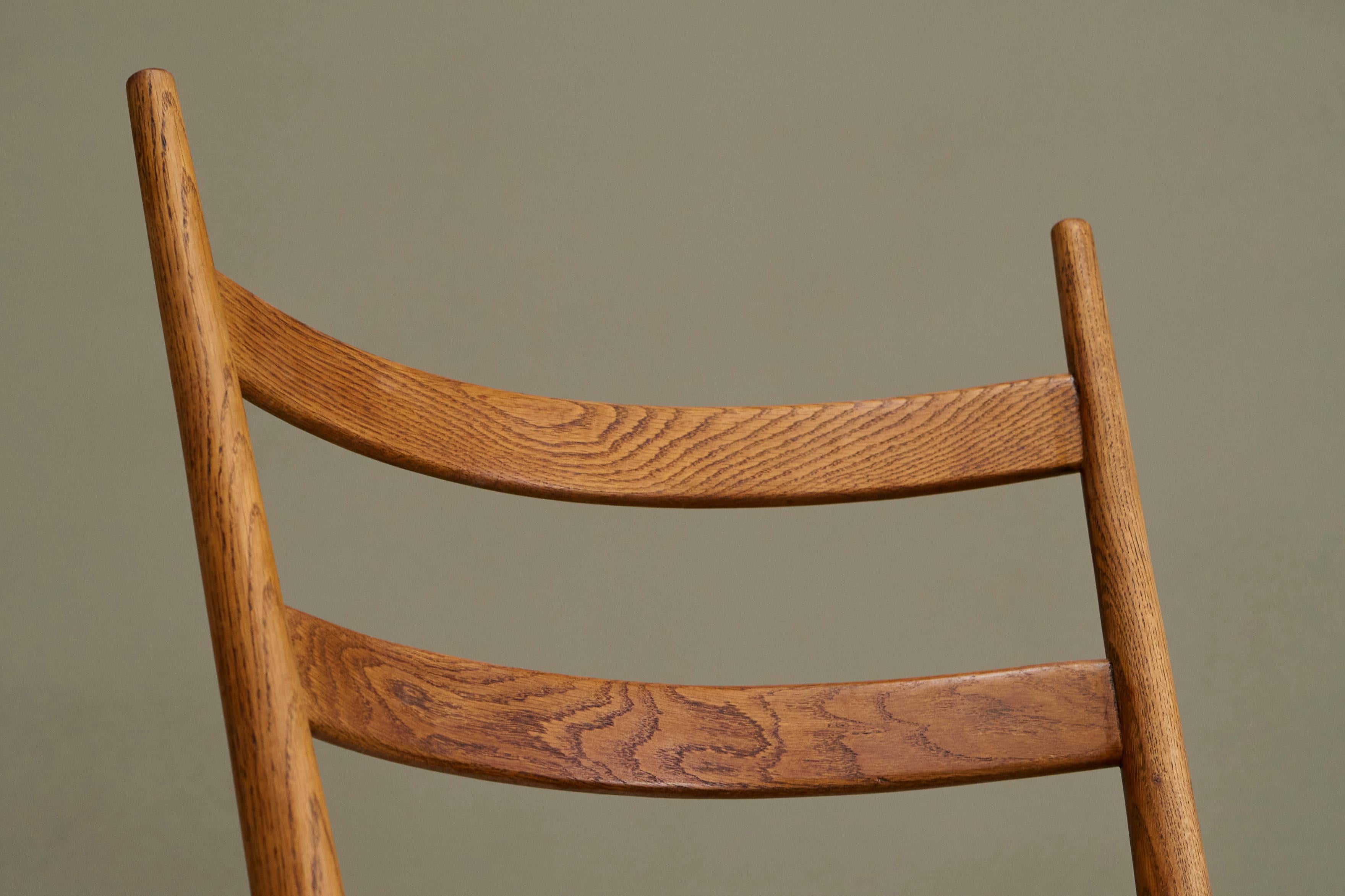 Francese Sedia a dondolo in massello di Oak e pelle di pecora Francia anni '60 in vendita