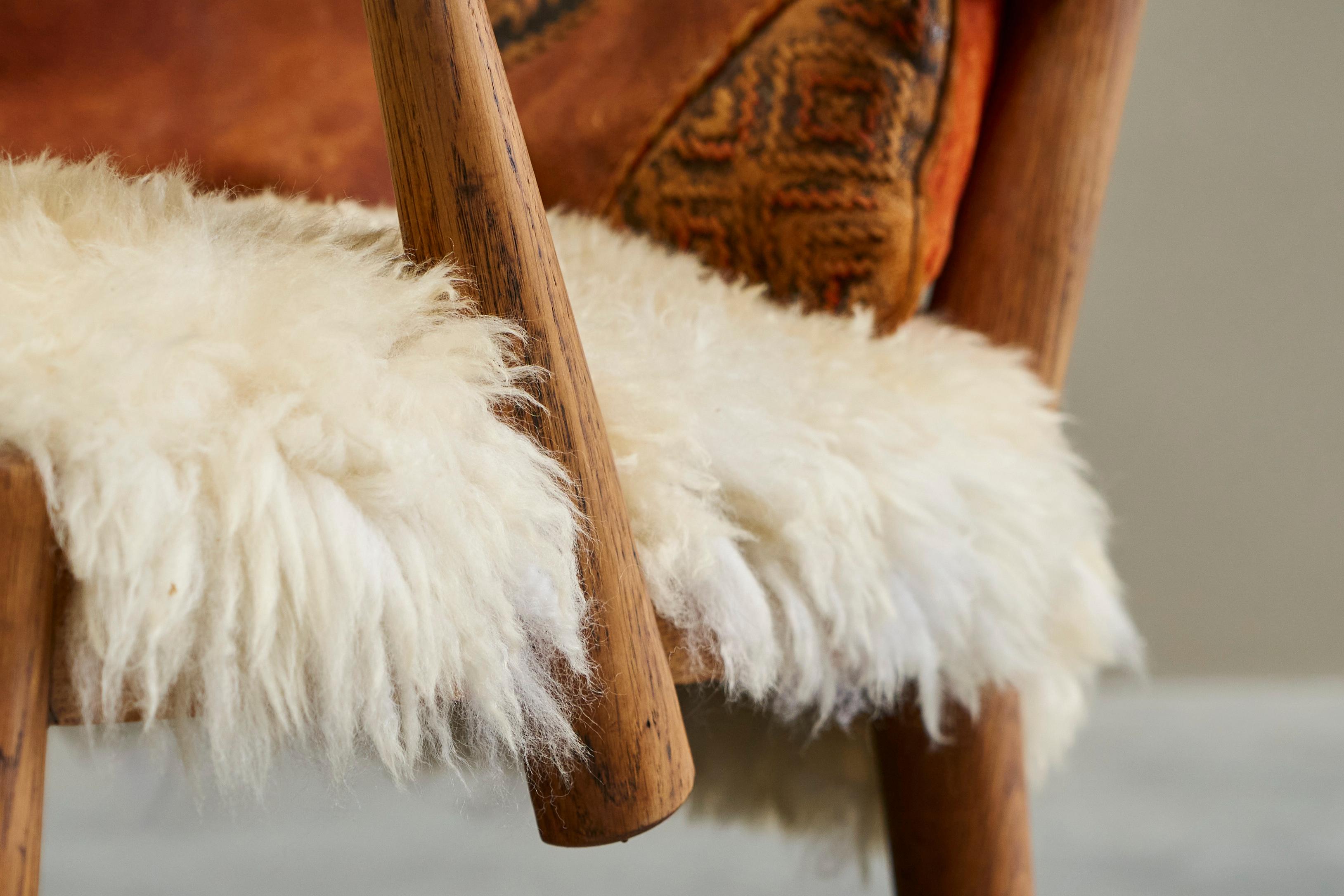 Fatto a mano Sedia a dondolo in massello di Oak e pelle di pecora Francia anni '60 in vendita