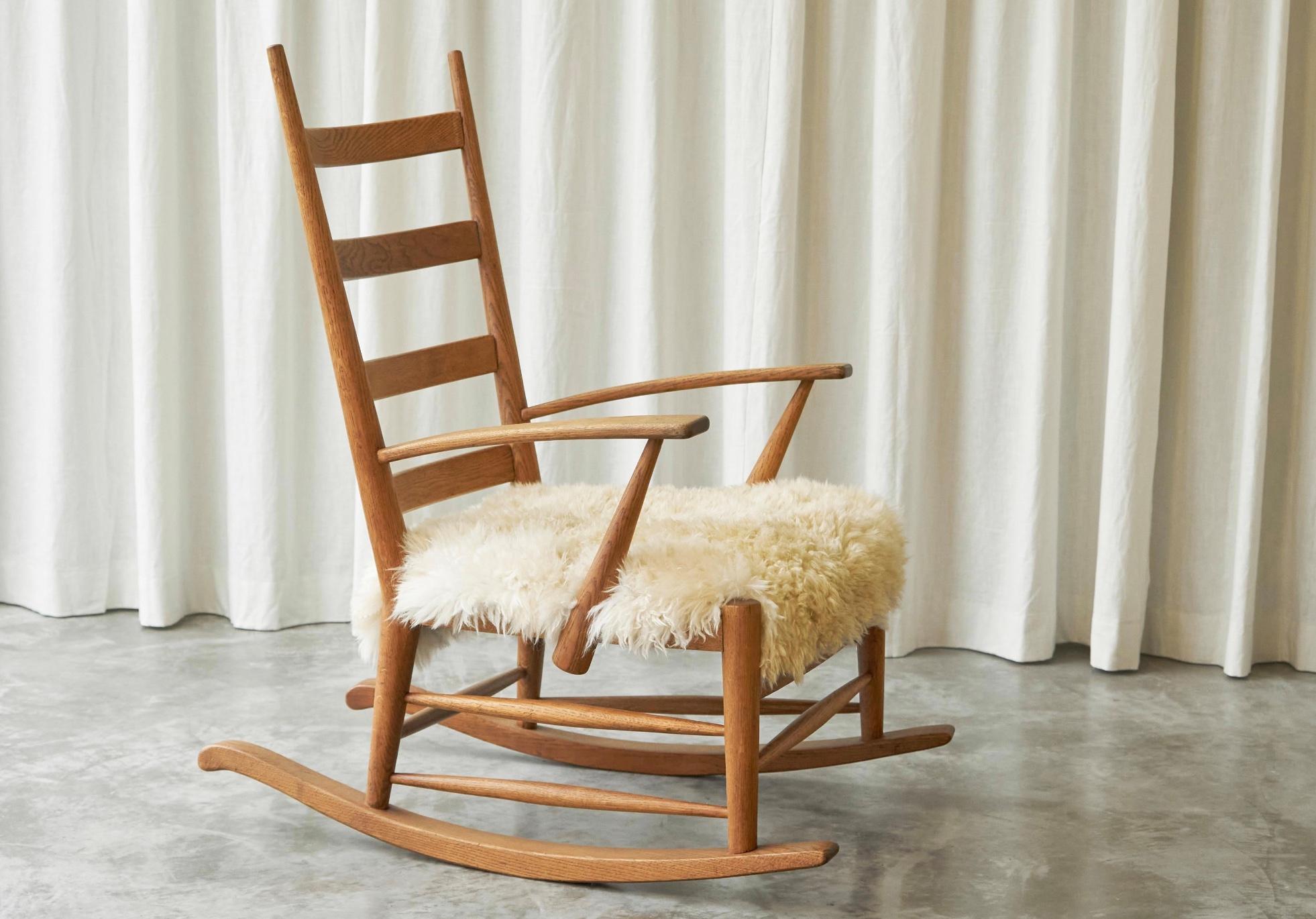 Rocking Chair in Solid Oak and Sheepskin France 1960s In Good Condition For Sale In Meer, VAN