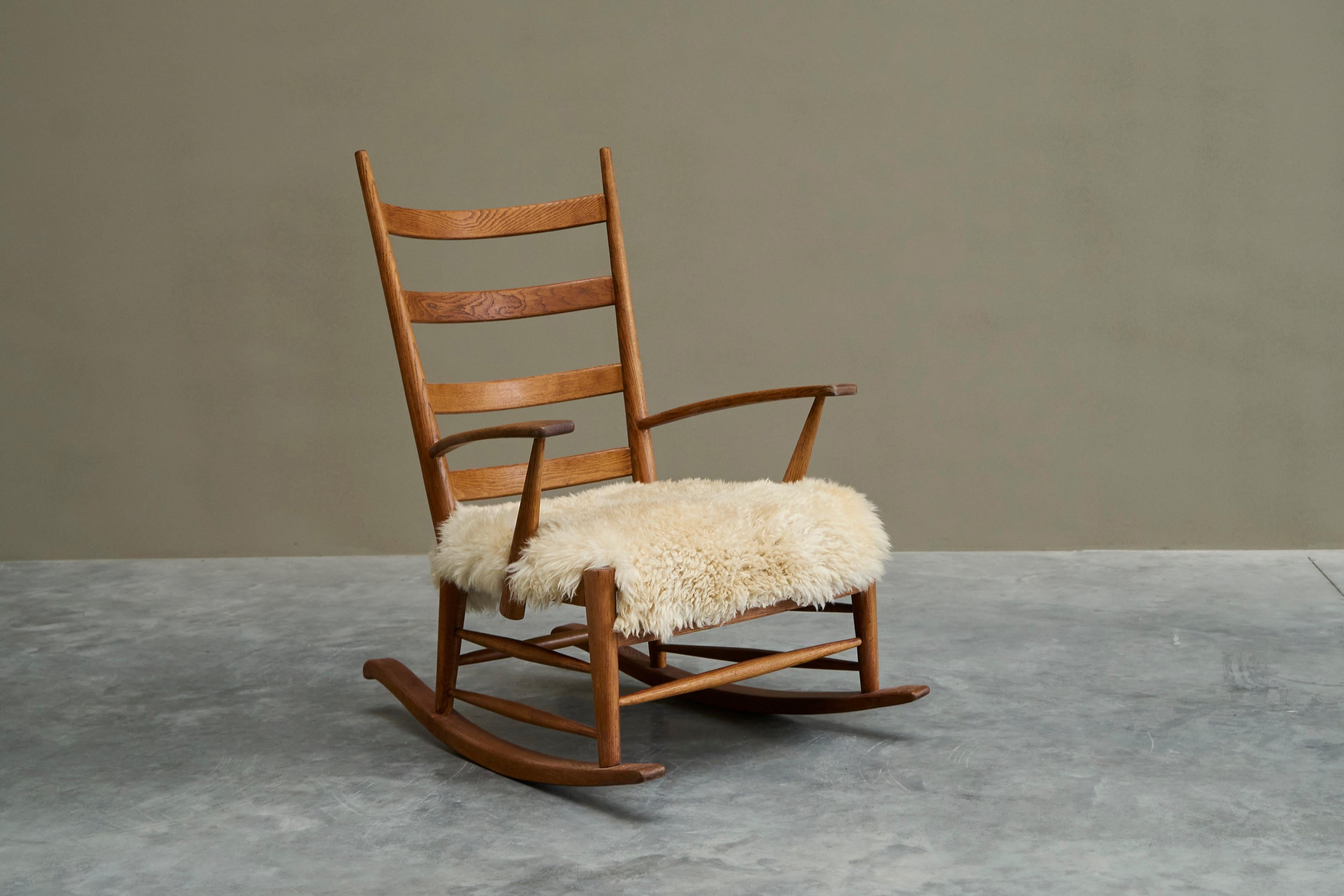 Sedia a dondolo in massello di Oak e pelle di pecora Francia anni '60 In condizioni buone in vendita a Meer, VAN