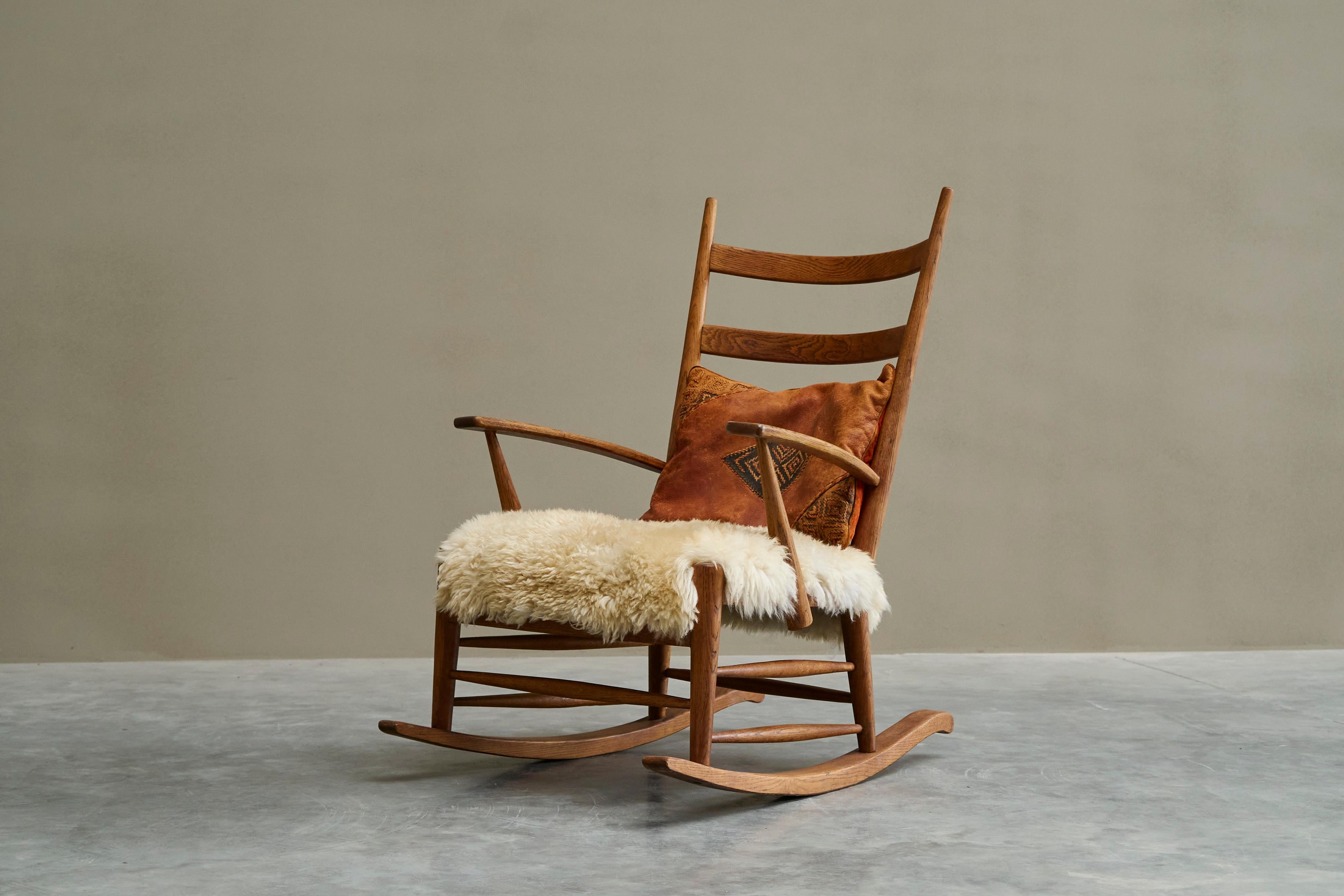 Montone Sedia a dondolo in massello di Oak e pelle di pecora Francia anni '60 in vendita