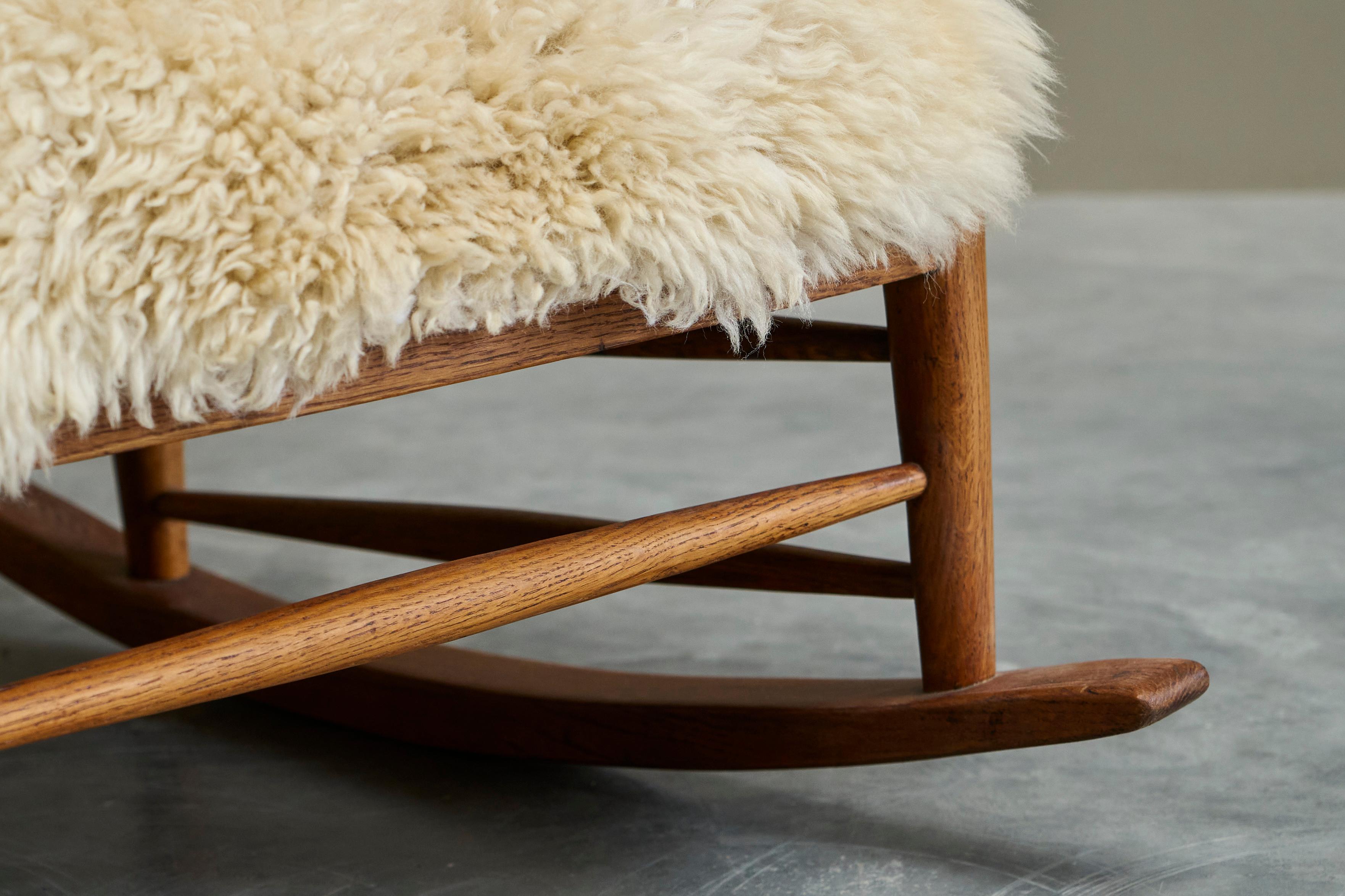 Sedia a dondolo in massello di Oak e pelle di pecora Francia anni '60 in vendita 1