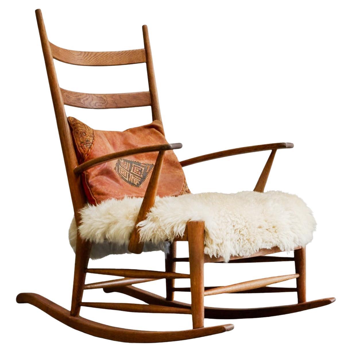 Sedia a dondolo in massello di Oak e pelle di pecora Francia anni 
60 in vendita