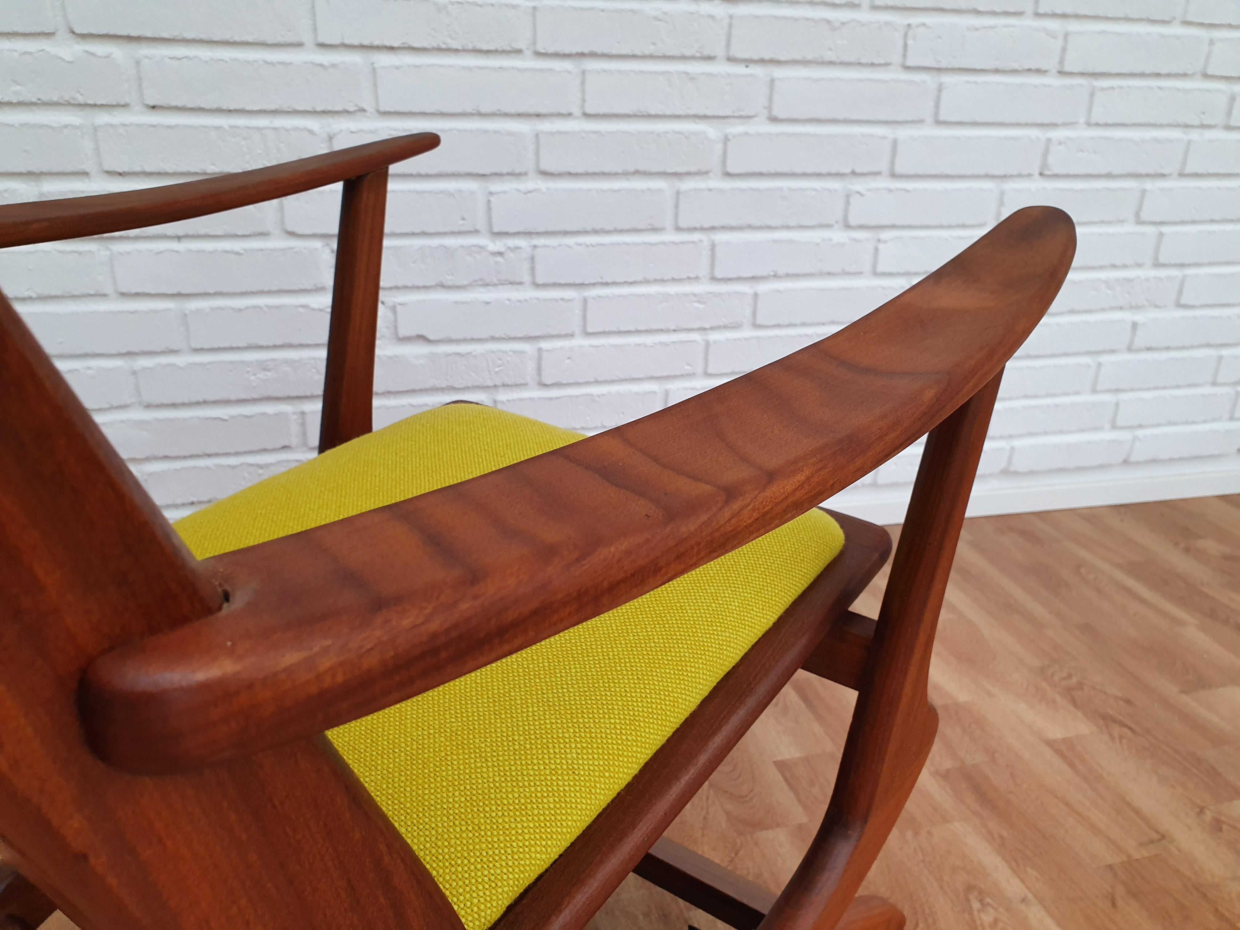 Rocking Chair in Solid Teak Wood, Kvadrat Wool, 1960s, Renovated (Mitte des 20. Jahrhunderts) im Angebot