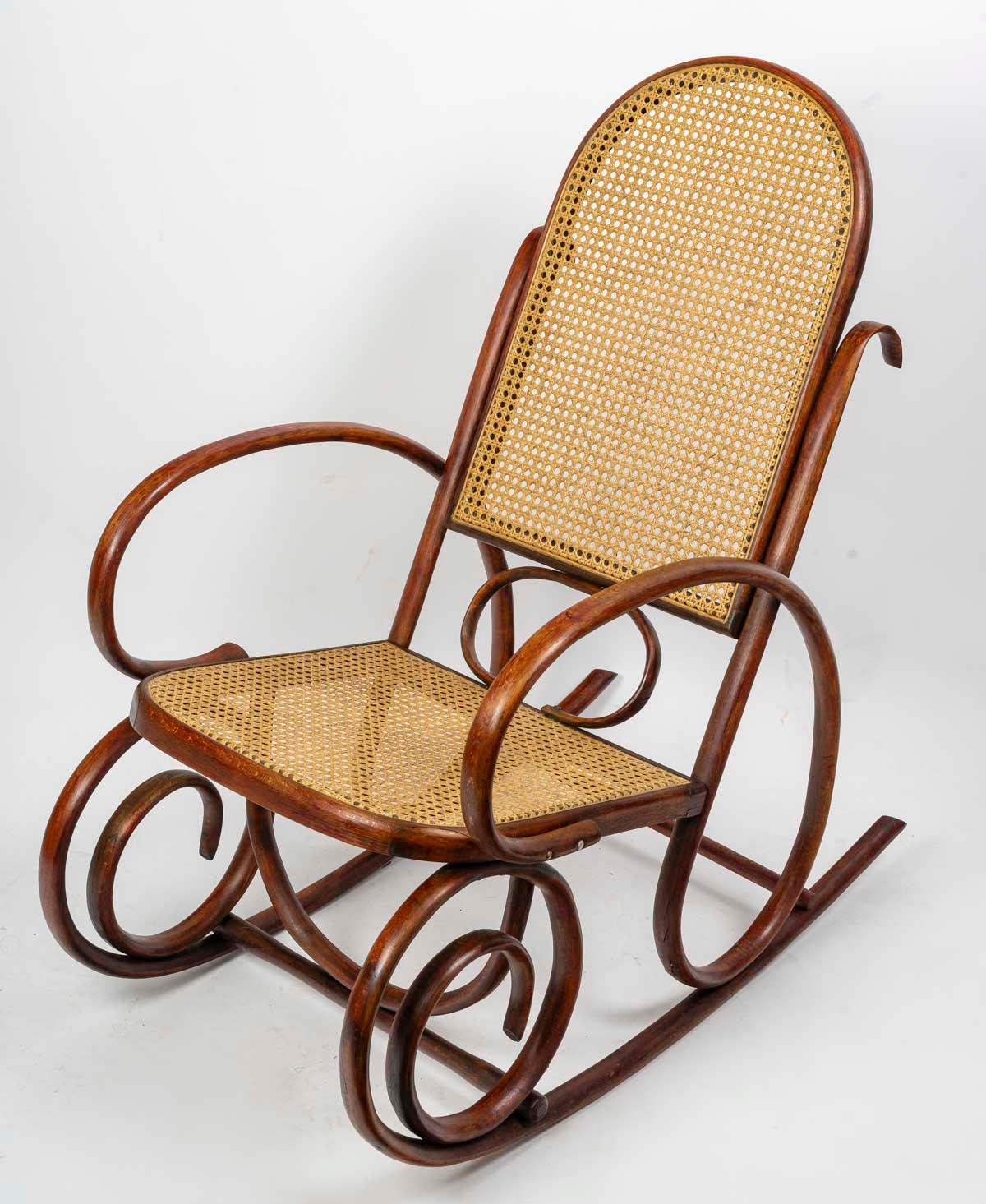 Mecedora de mimbre y madera torneada de principios del siglo XX.

Mecedora de mimbre y madera torneada de principios del siglo XX, en buen estado.
Alto: 112 cm, Ancho: 54 cm, Fondo: 108 cm