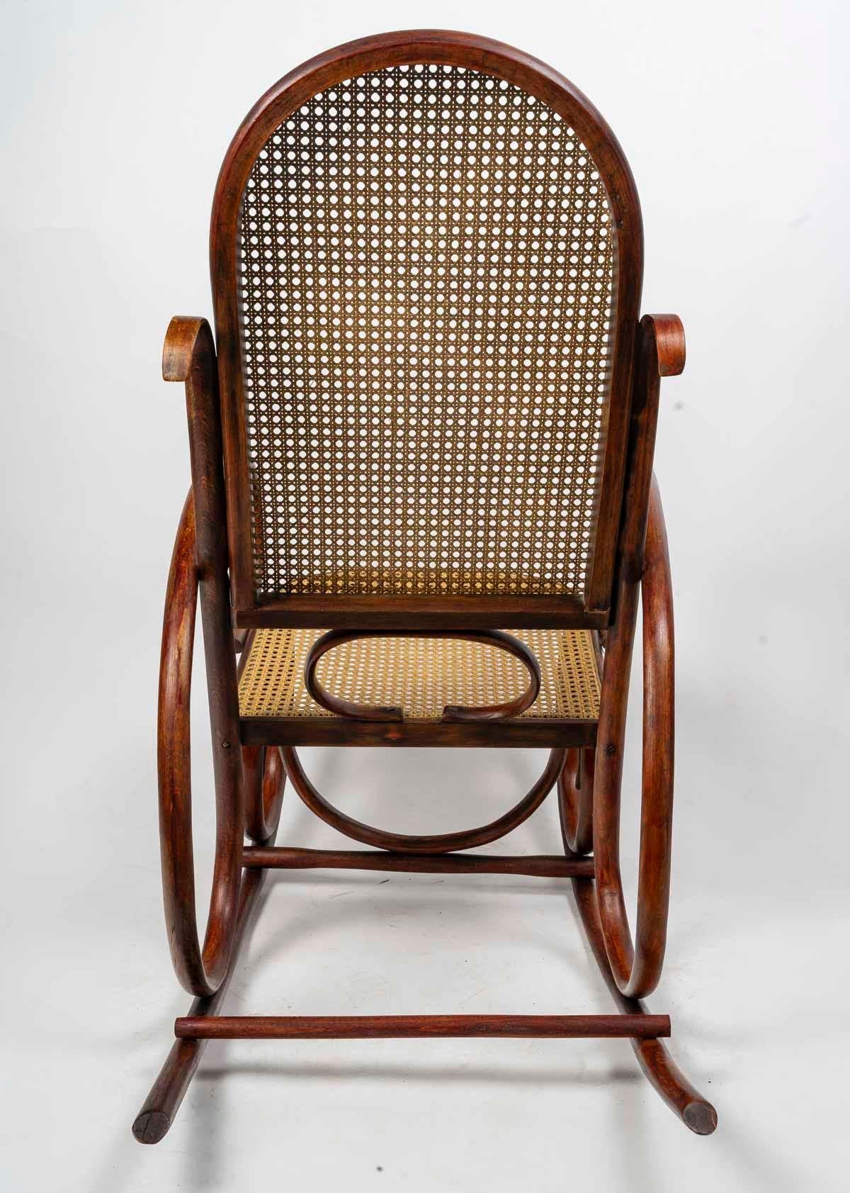 Silla mecedora de madera torneada, cantería, principios del siglo XX. Art Nouveau en venta