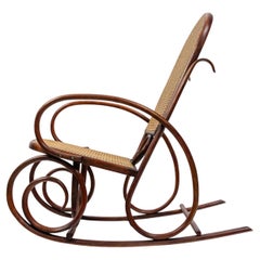 Silla mecedora de madera torneada, cantería, principios del siglo XX.