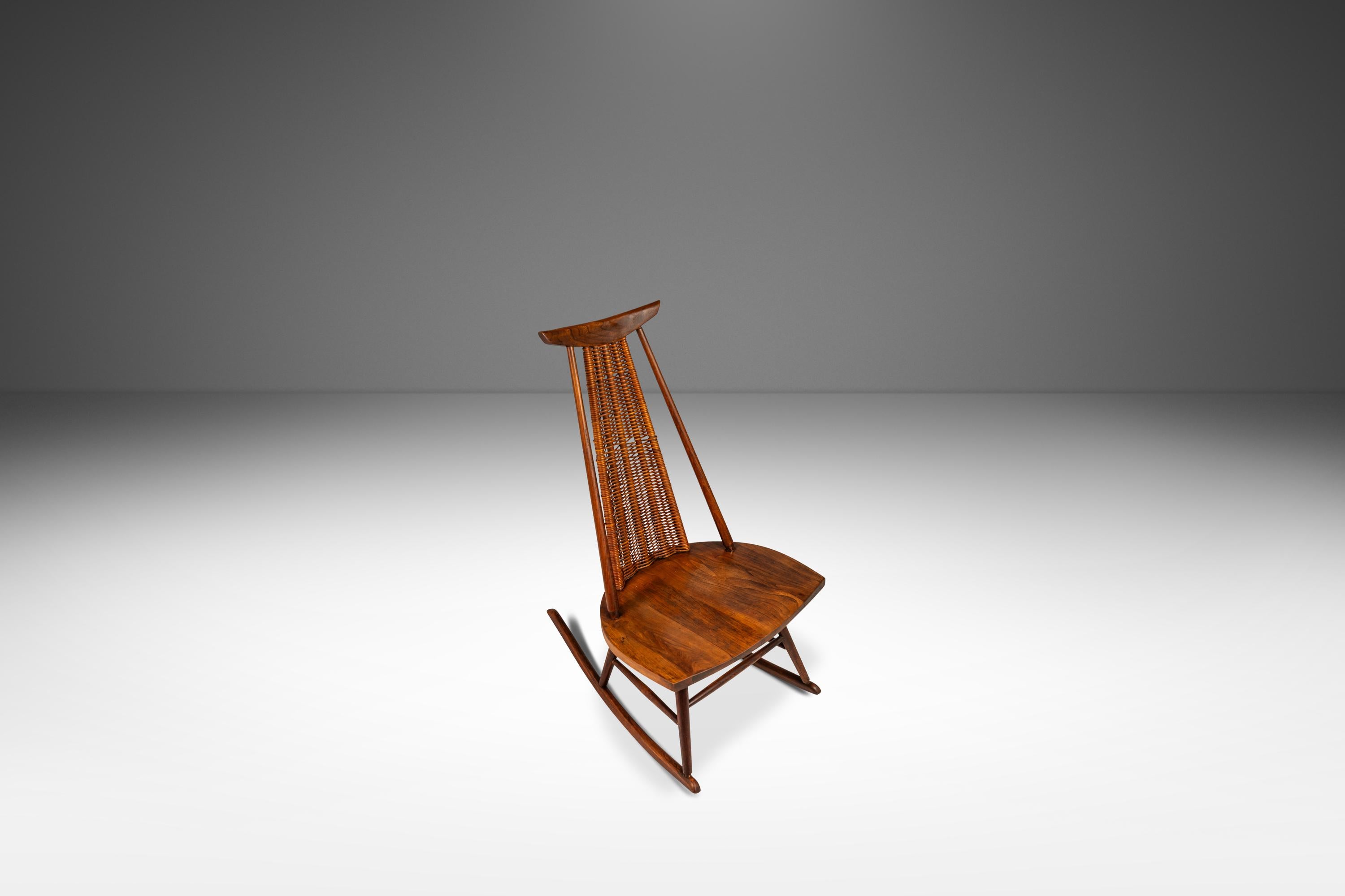 Rocking Chair in Walnut, Arthur Umanoff, Washington Woodcraft, USA, c. 1960's In Good Condition In Deland, FL