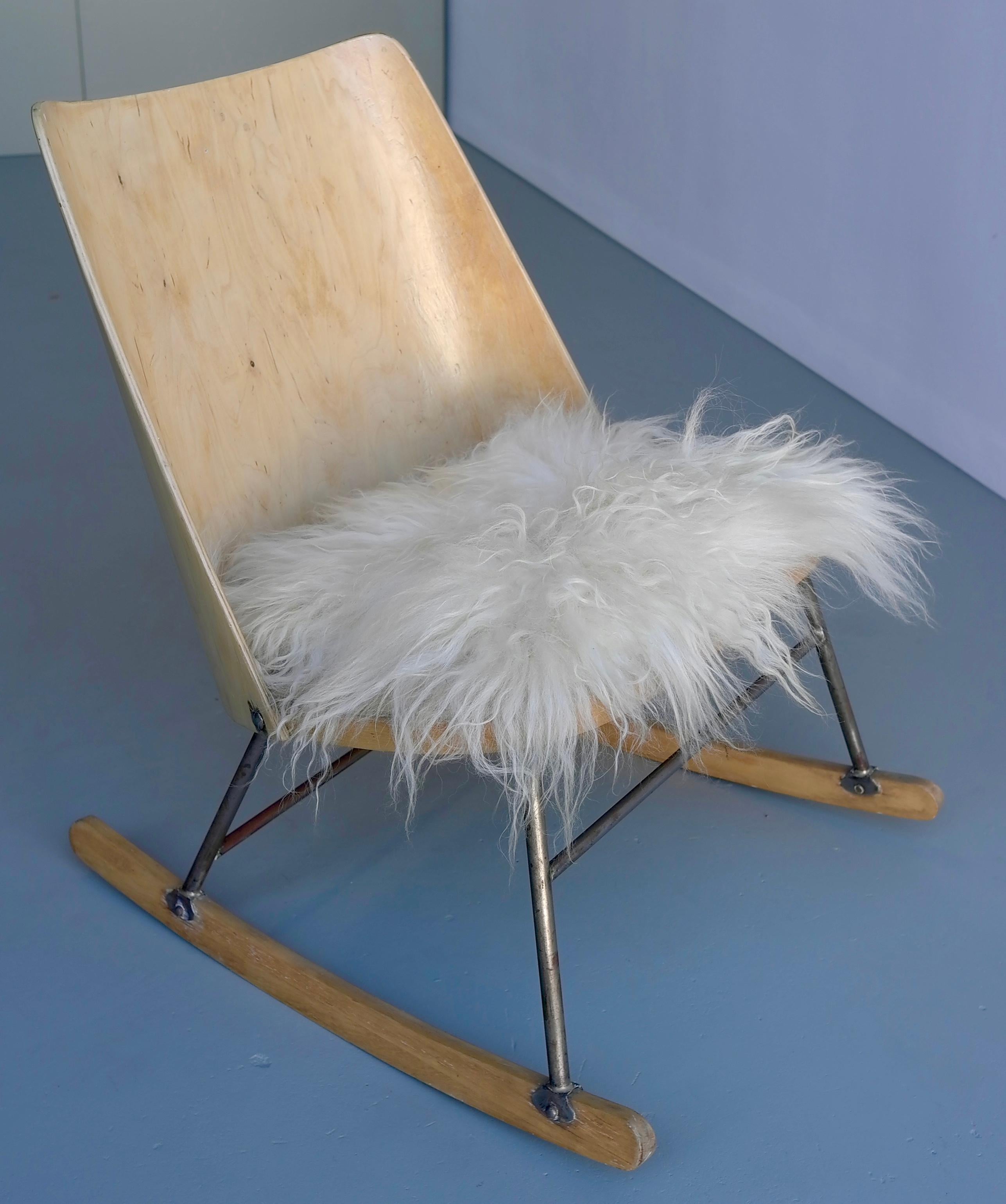 Rocking Chair in Wood with Woolen Seat by Oswald Haerdtl, Thonet, Austria, 1955 For Sale 1