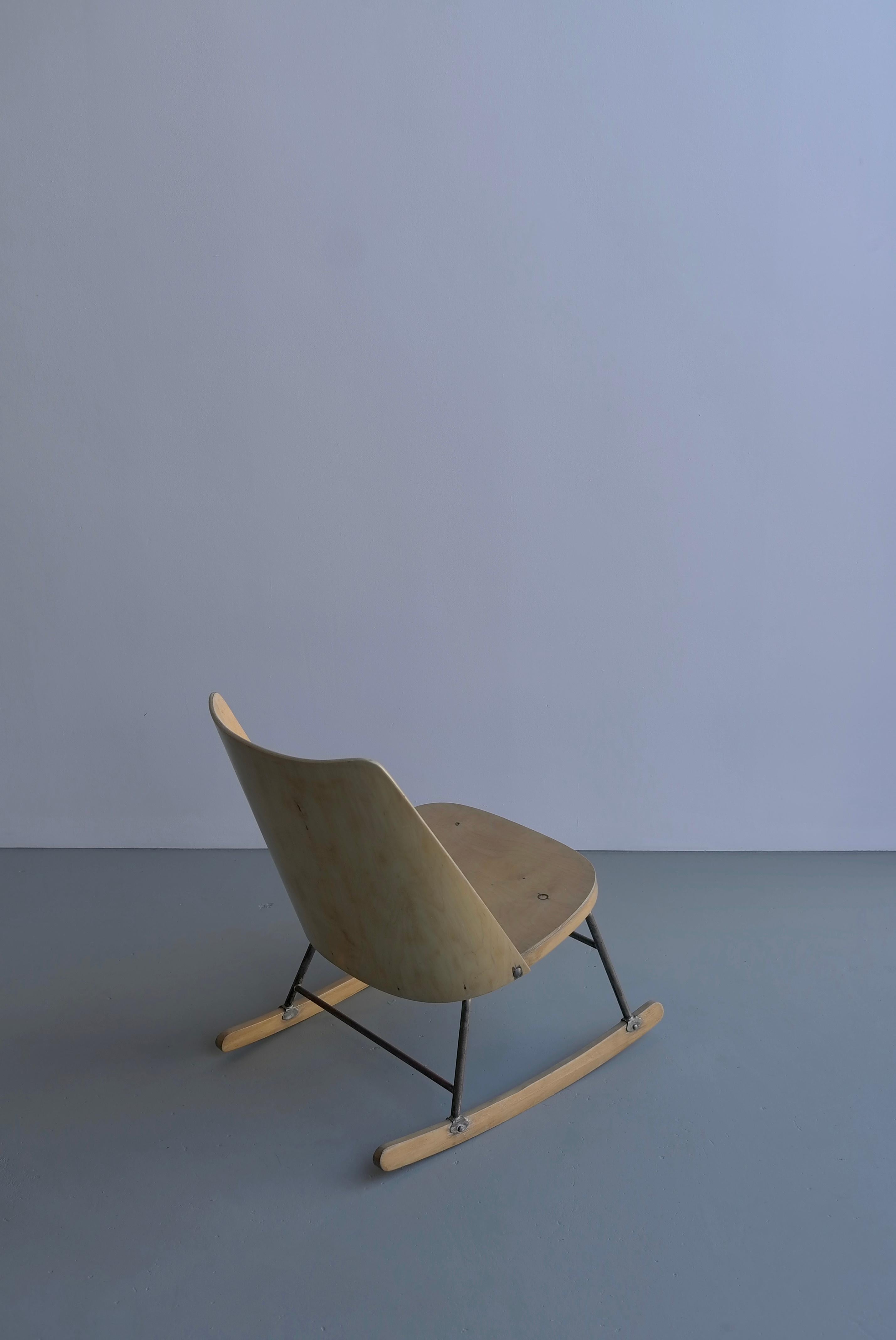 Rocking Chair in Wood with Woolen Seat by Oswald Haerdtl, Thonet, Austria, 1955 For Sale 3