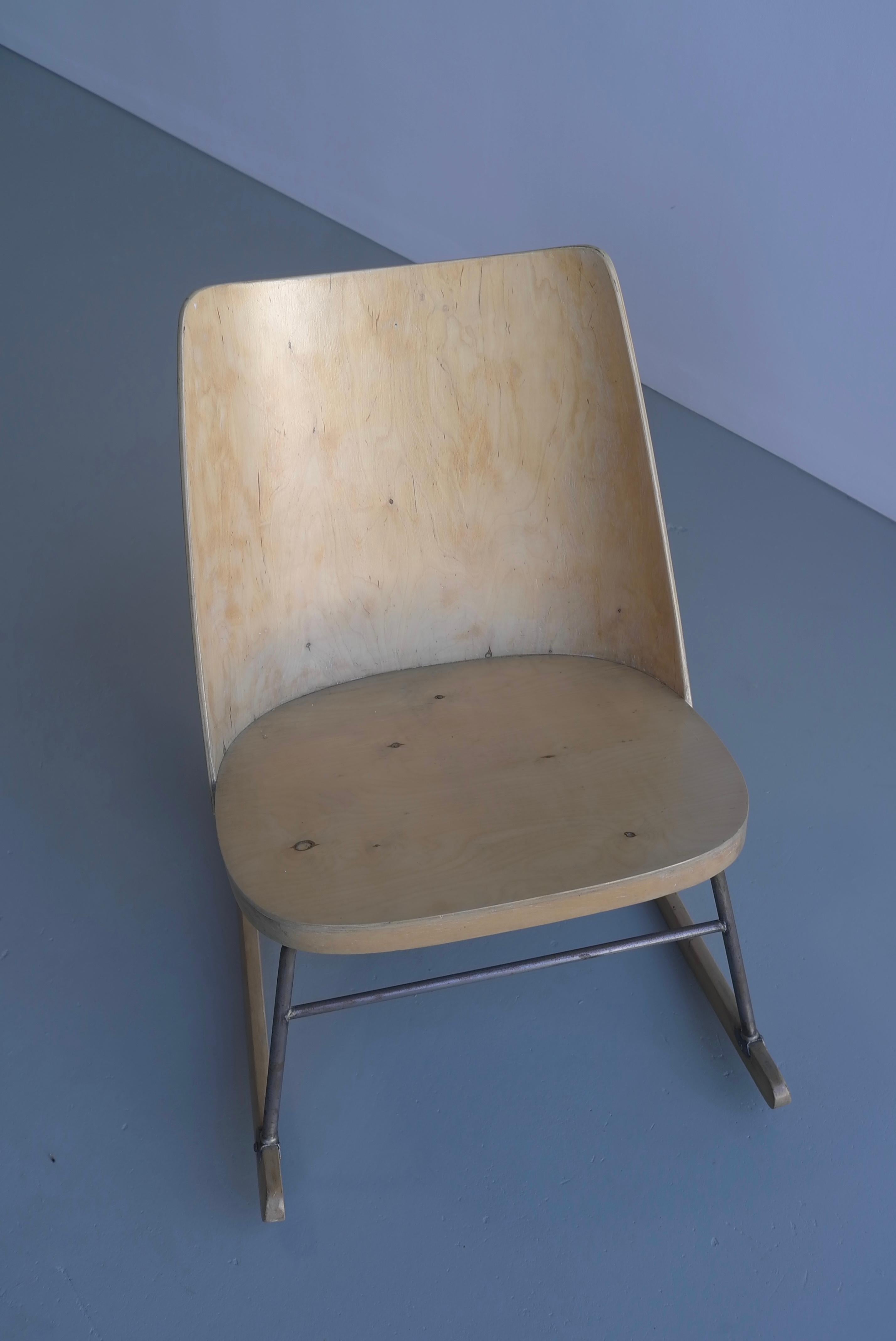 Rocking Chair in Wood with Woolen Seat by Oswald Haerdtl, Thonet, Austria, 1955 For Sale 4