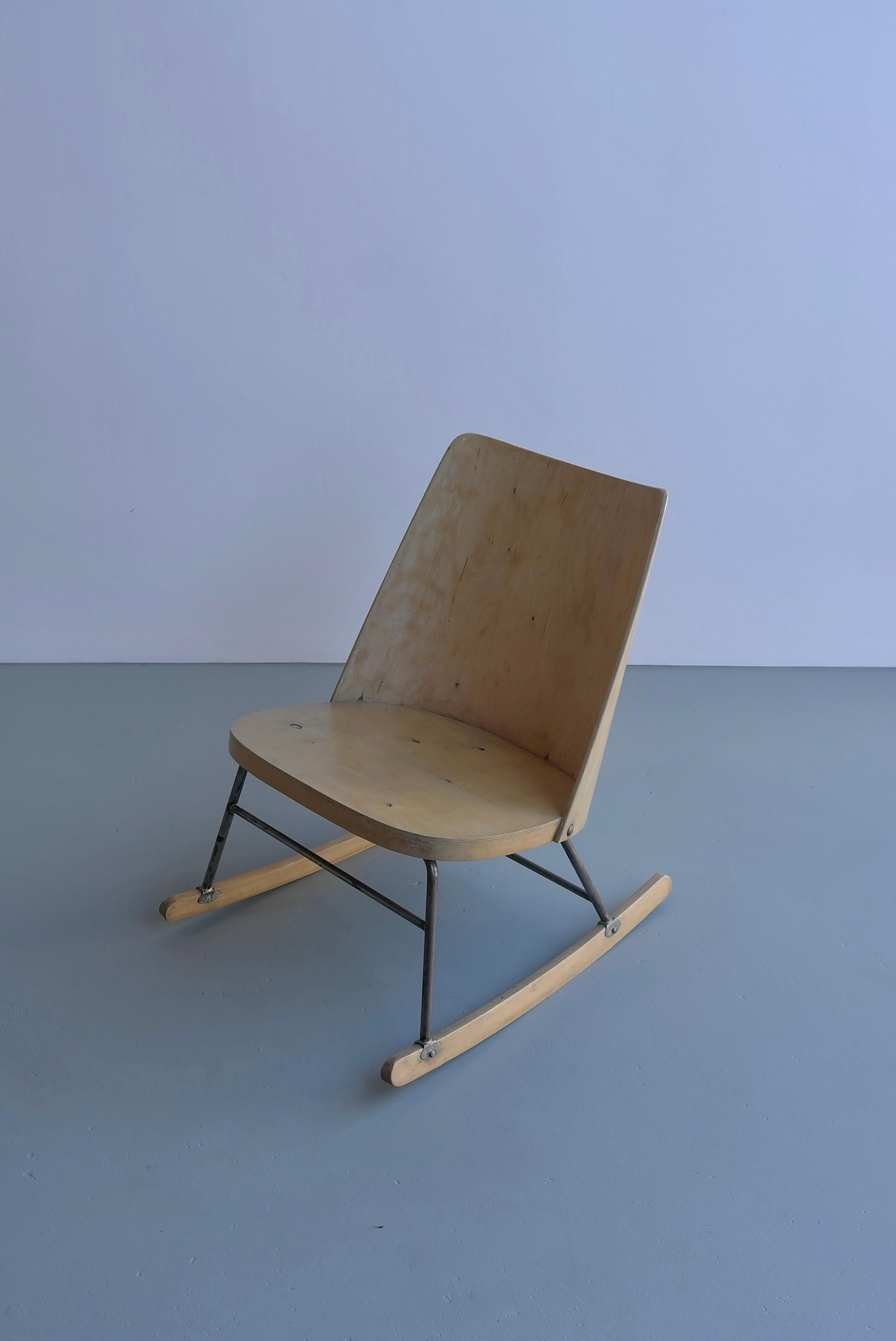 Rocking Chair in Wood with Woolen Seat by Oswald Haerdtl, Thonet, Austria, 1955 For Sale 6