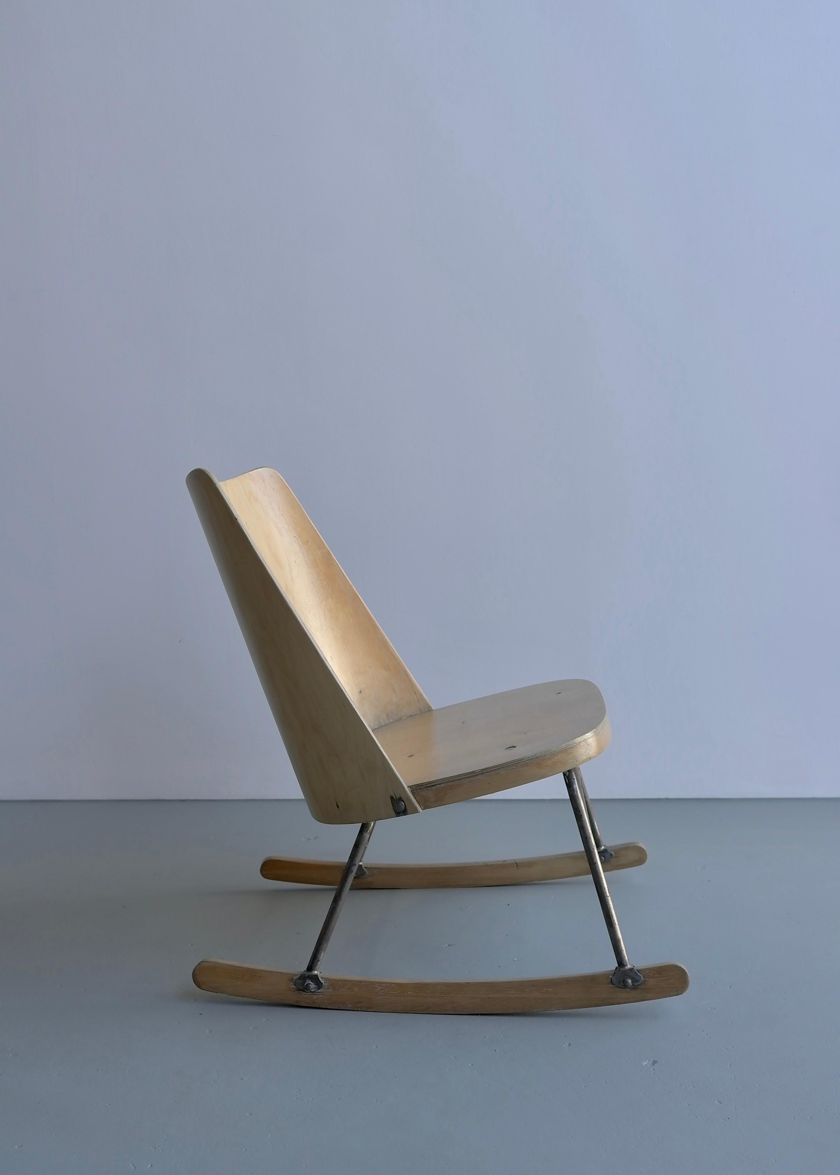 Rocking Chair in Wood with Woolen Seat by Oswald Haerdtl, Thonet, Austria, 1955 For Sale 7
