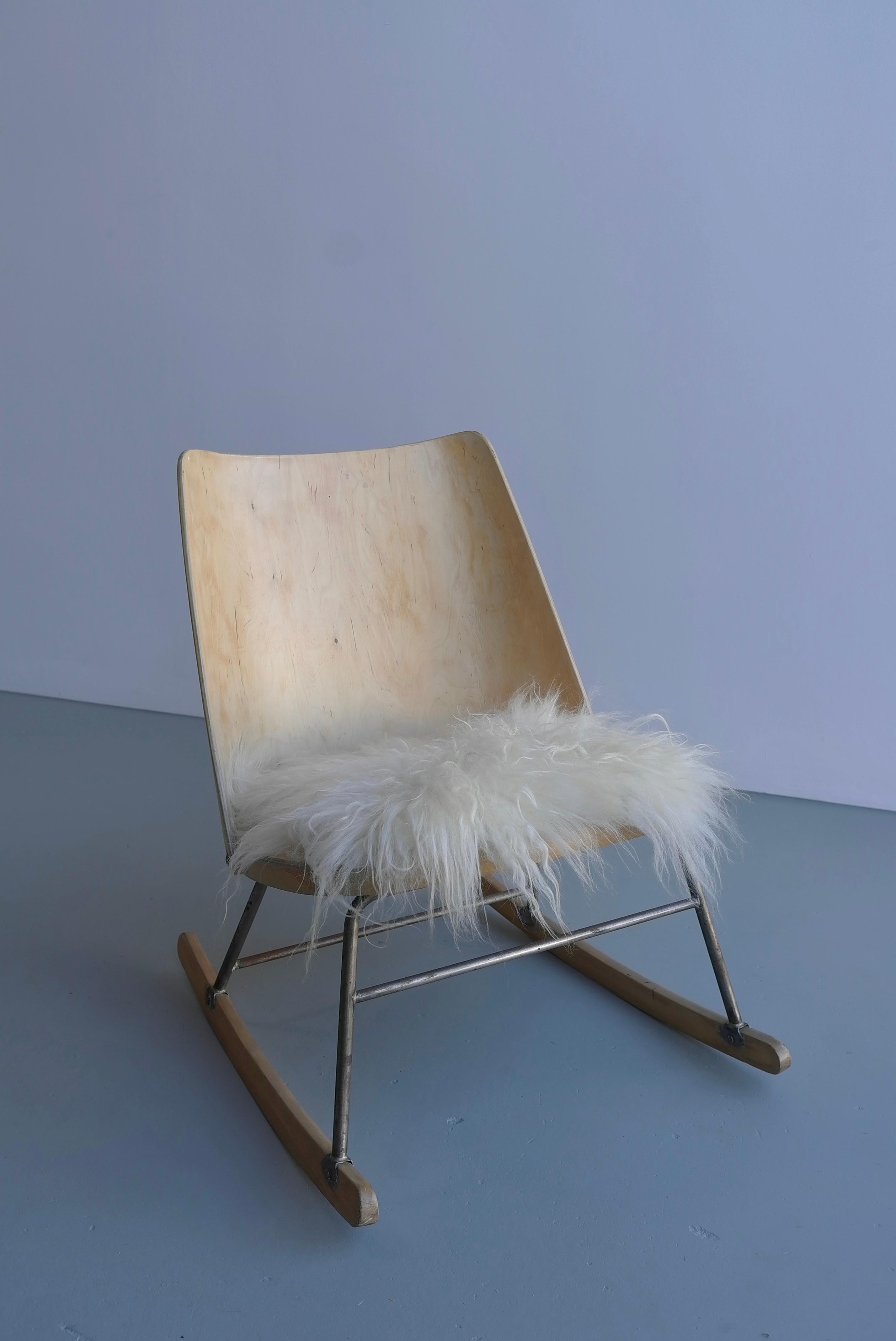 Mid-Century Modern Chaise à bascule en bois avec assise en laine d'Oswald Haerdtl, Thonet, Autriche, 1955 en vente