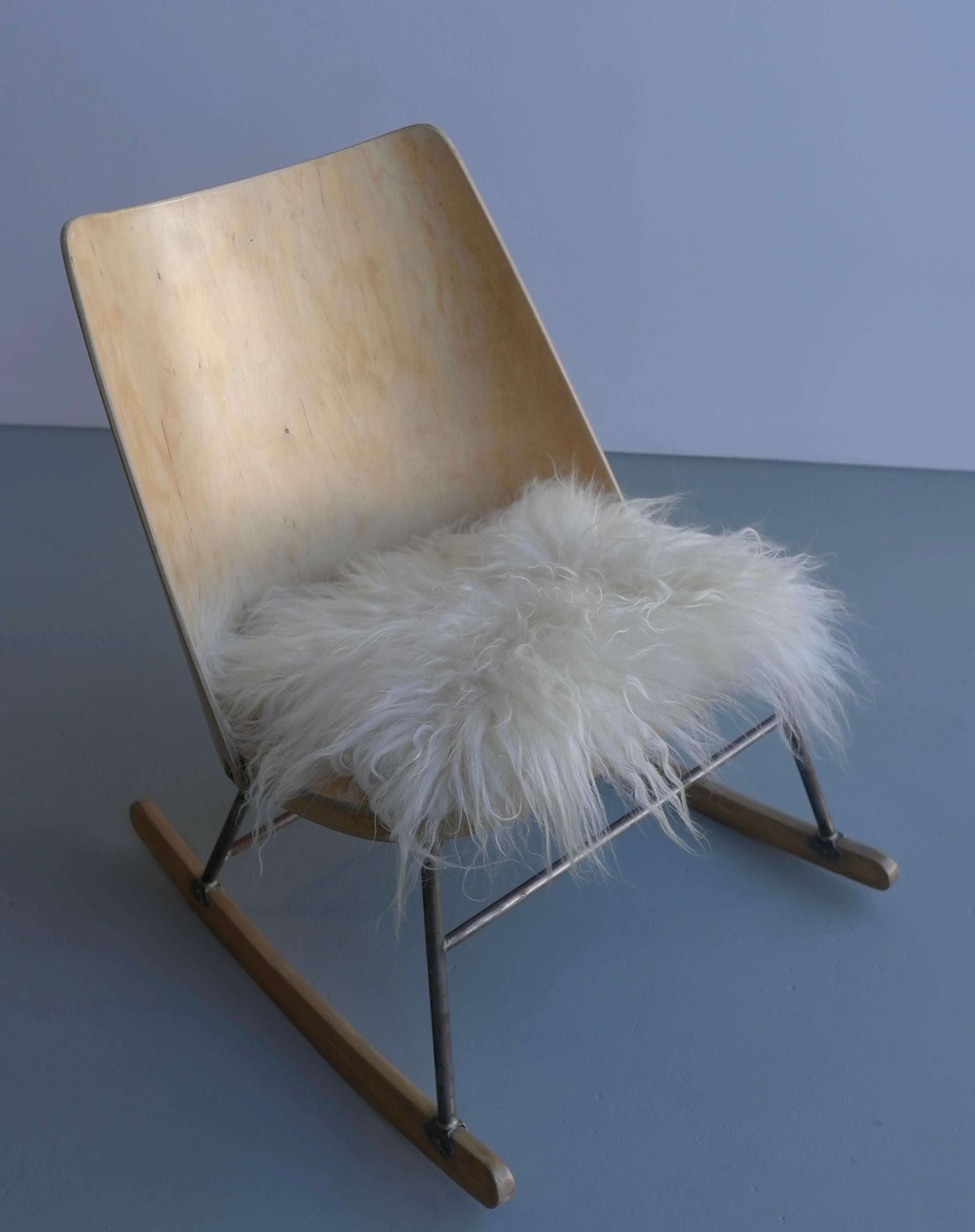 Austrian Rocking Chair in Wood with Woolen Seat by Oswald Haerdtl, Thonet, Austria, 1955 For Sale