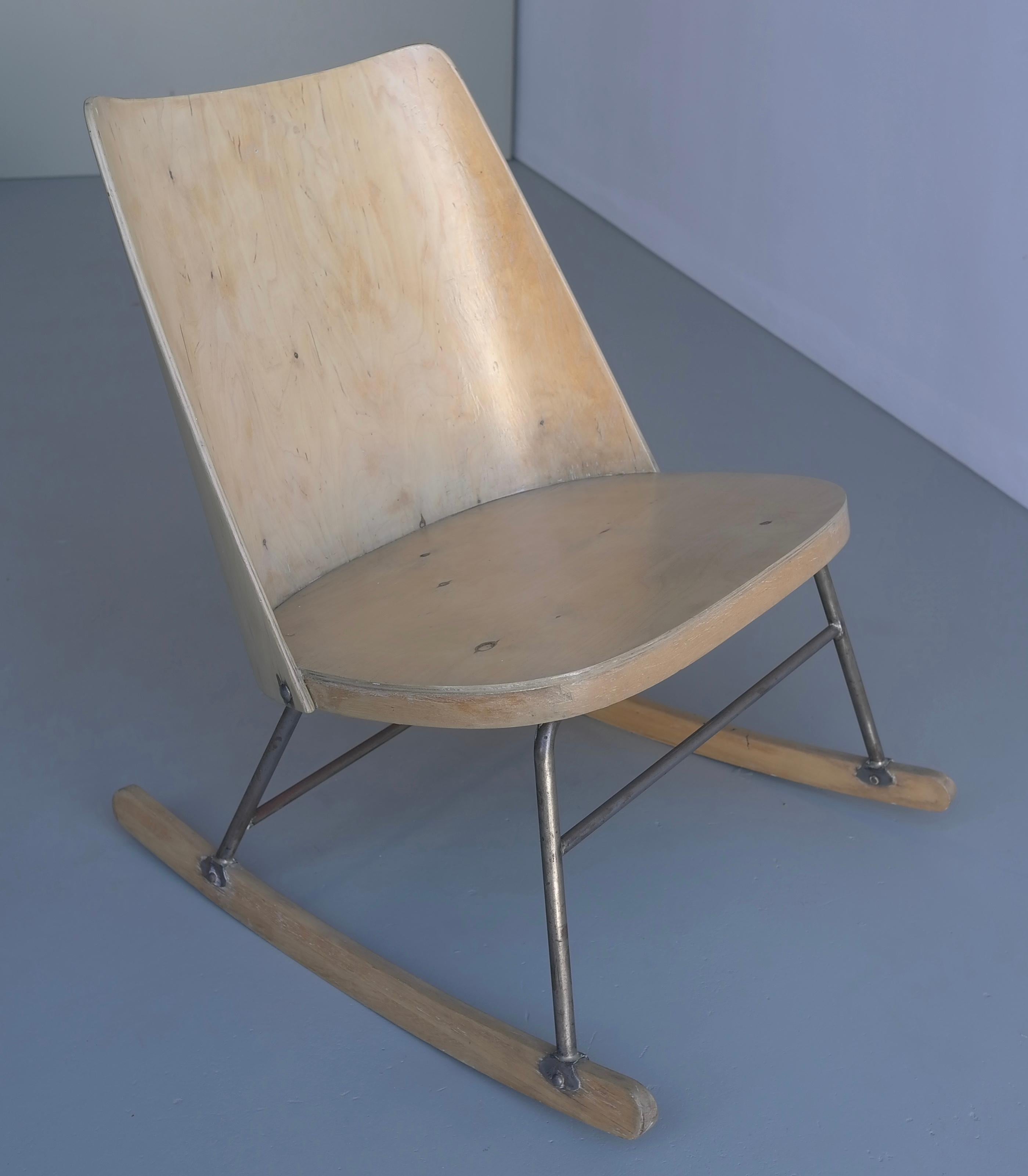 Mid-20th Century Rocking Chair in Wood with Woolen Seat by Oswald Haerdtl, Thonet, Austria, 1955 For Sale