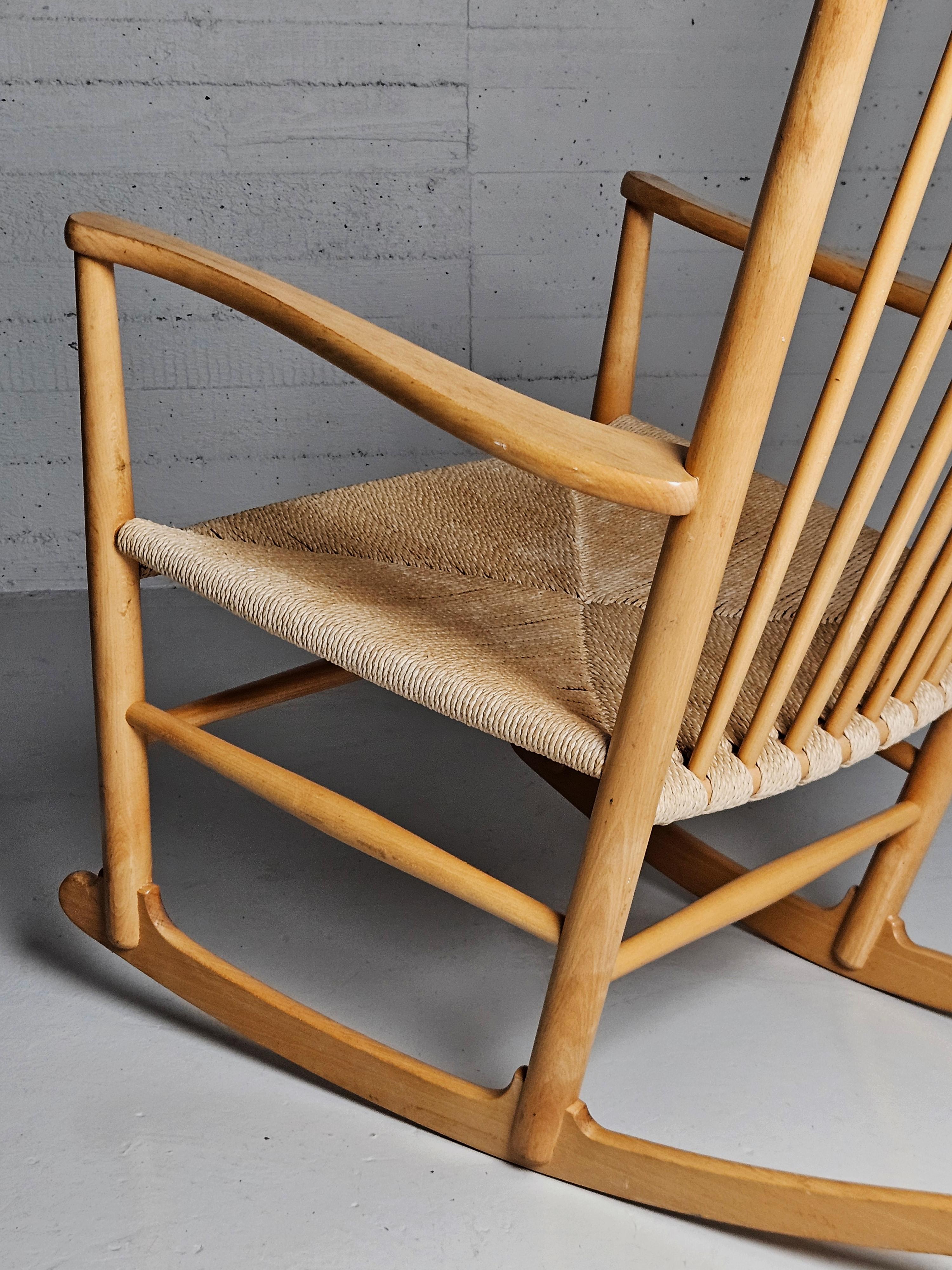 Sedia a dondolo 'J16' di Hans J. Wegner, Danimarca, anni '60 in vendita 3