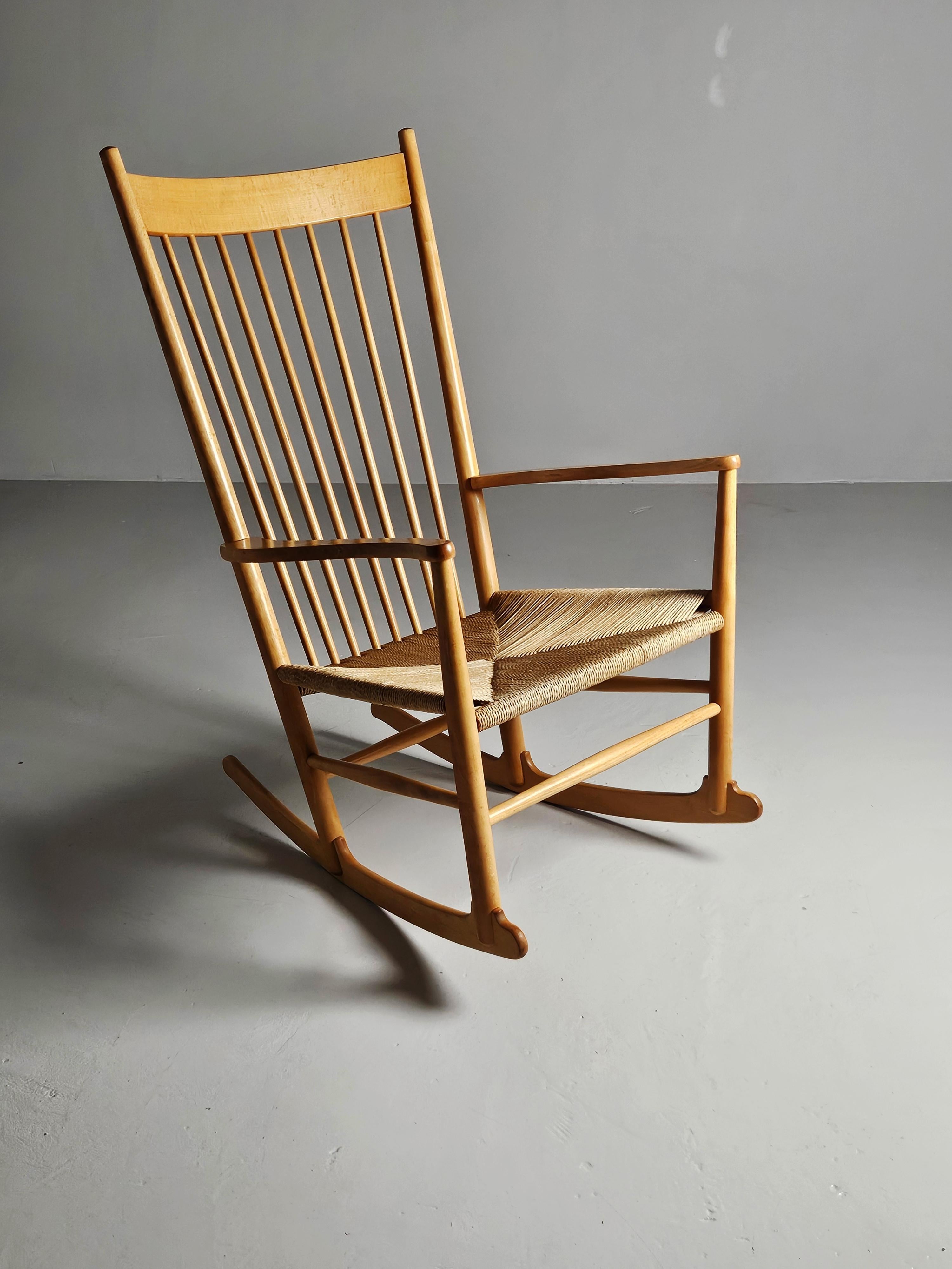 Sedia a dondolo classica modello 'J19' disegnata da Hans J. Wegner, Danimarca, negli anni '60. 