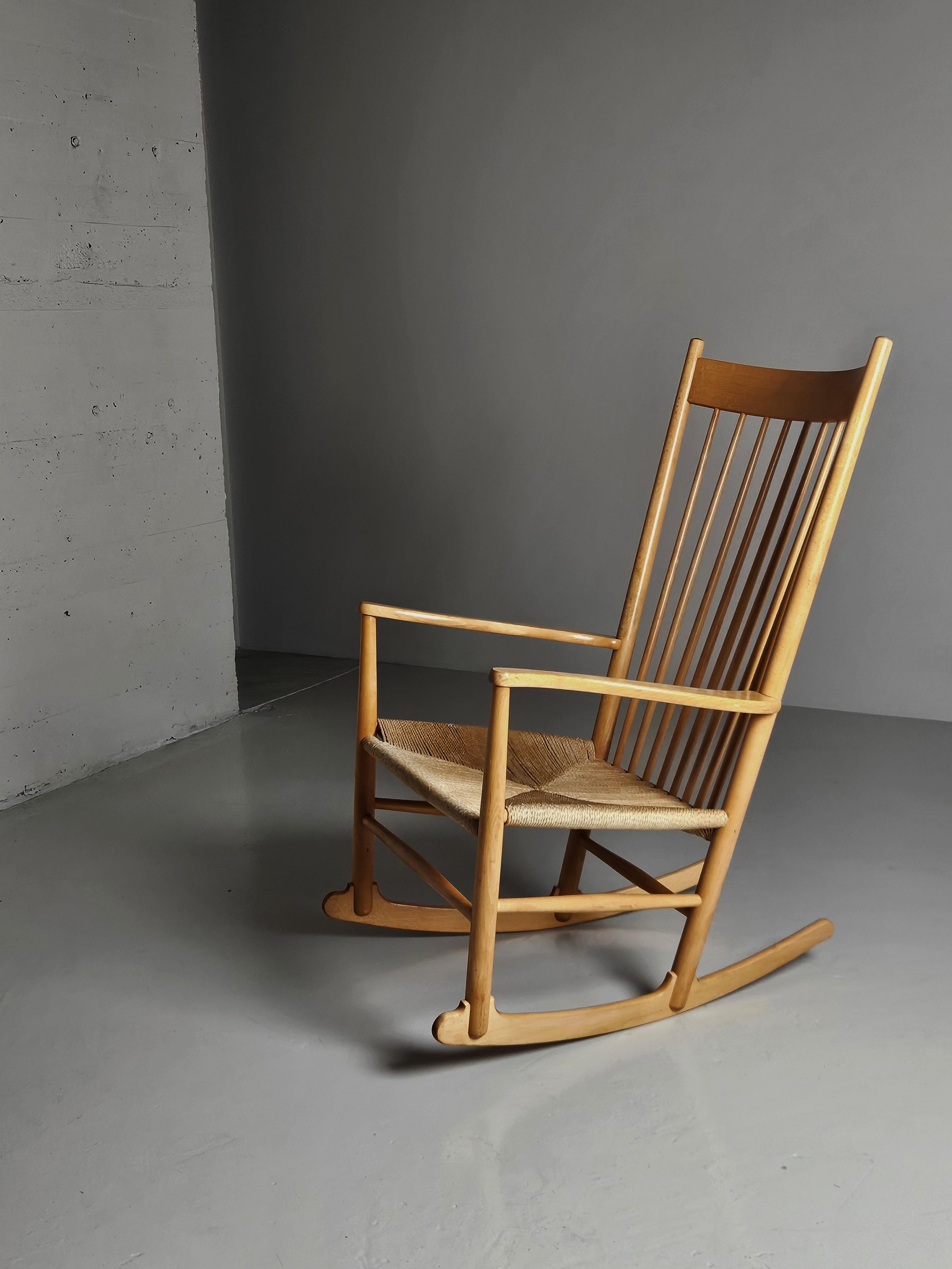 Scandinavo moderno Sedia a dondolo 'J16' di Hans J. Wegner, Danimarca, anni '60 in vendita