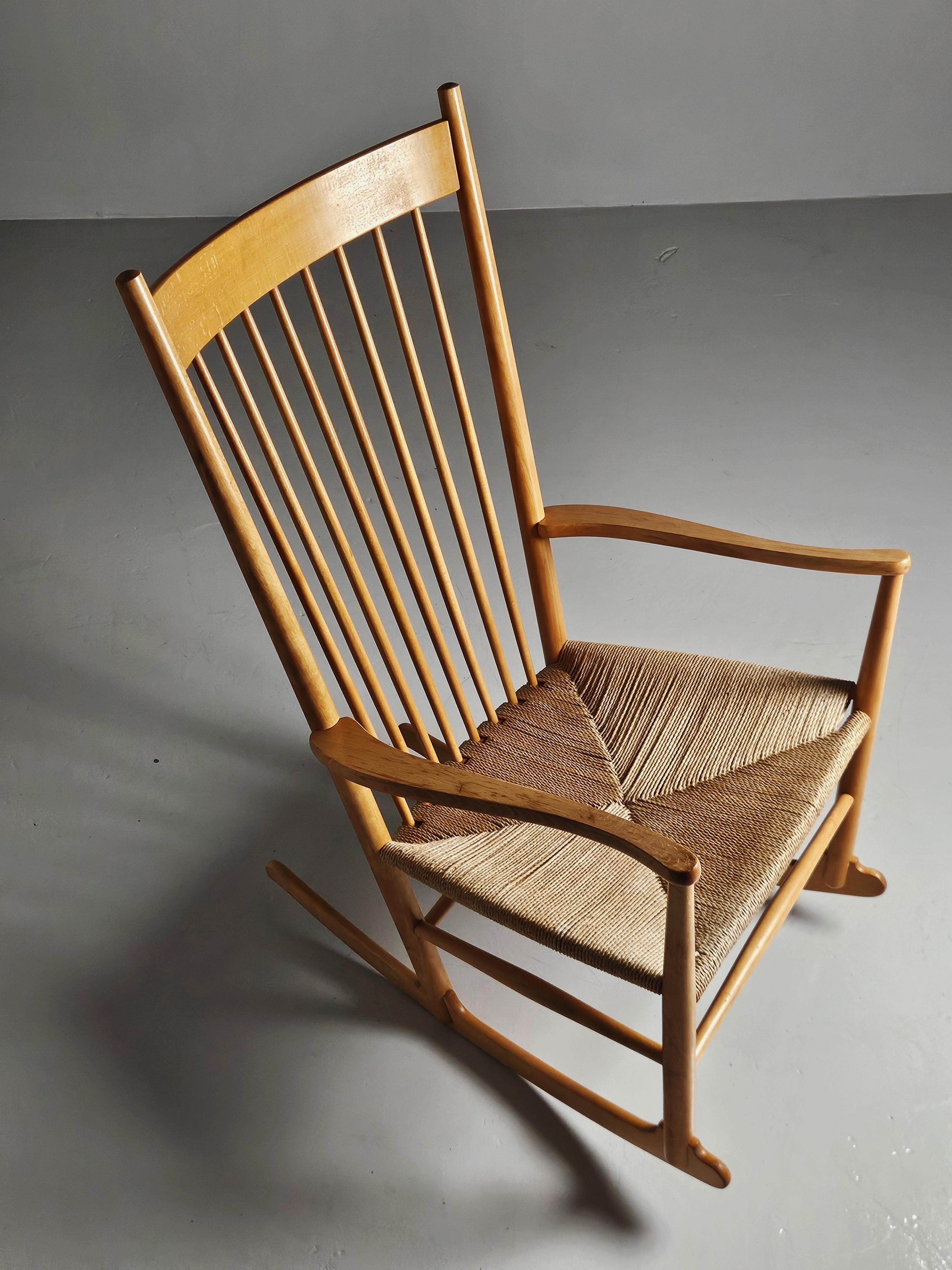 Sedia a dondolo 'J16' di Hans J. Wegner, Danimarca, anni '60 In condizioni buone in vendita a Eskilstuna, SE