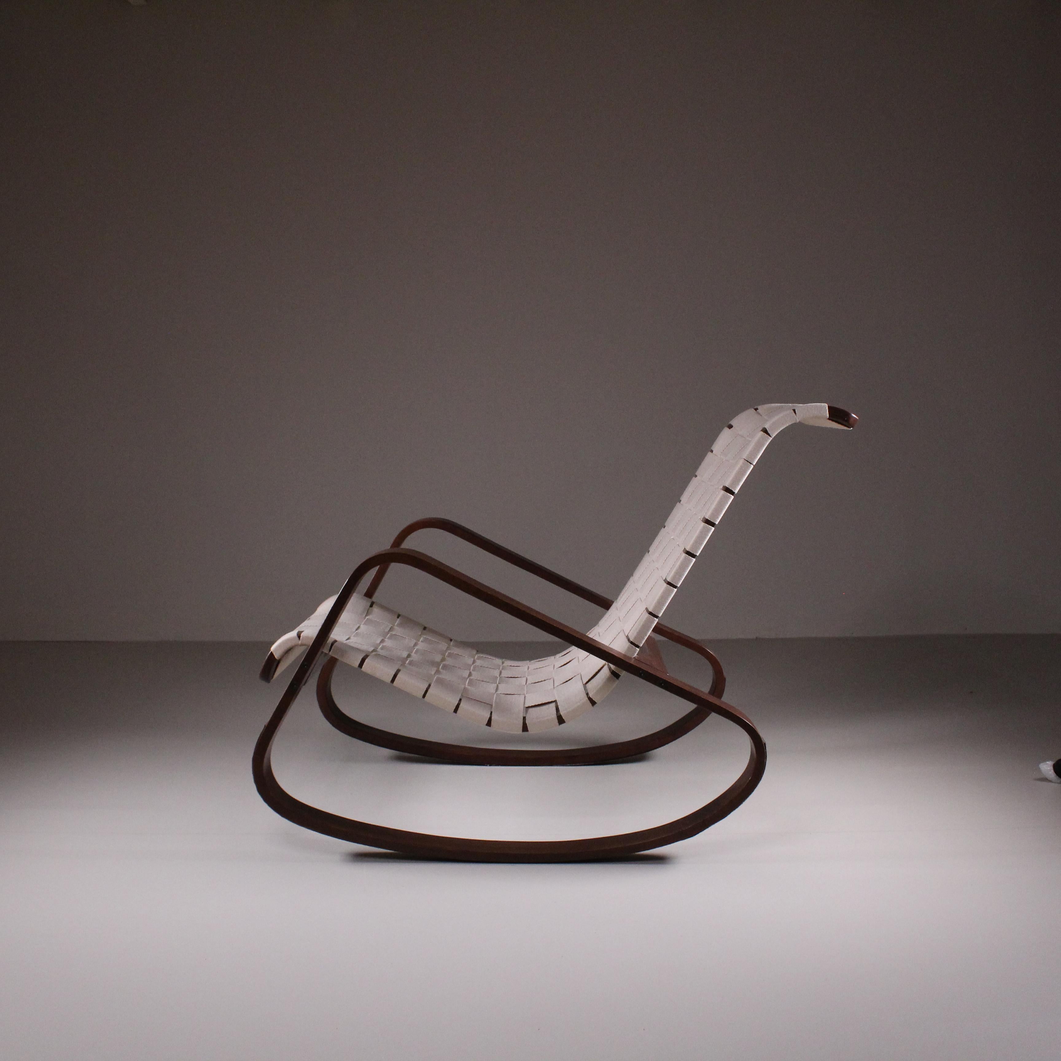 Der Schaukelstuhl von Luigi Crassevig ist eine meisterhafte Kreation, die Komfort und Handwerkskunst verkörpert. Dieser mit viel Liebe zum Detail entworfene Sessel kombiniert eine klassische Schaukelbewegung mit einer modernen Ästhetik. Die solide
