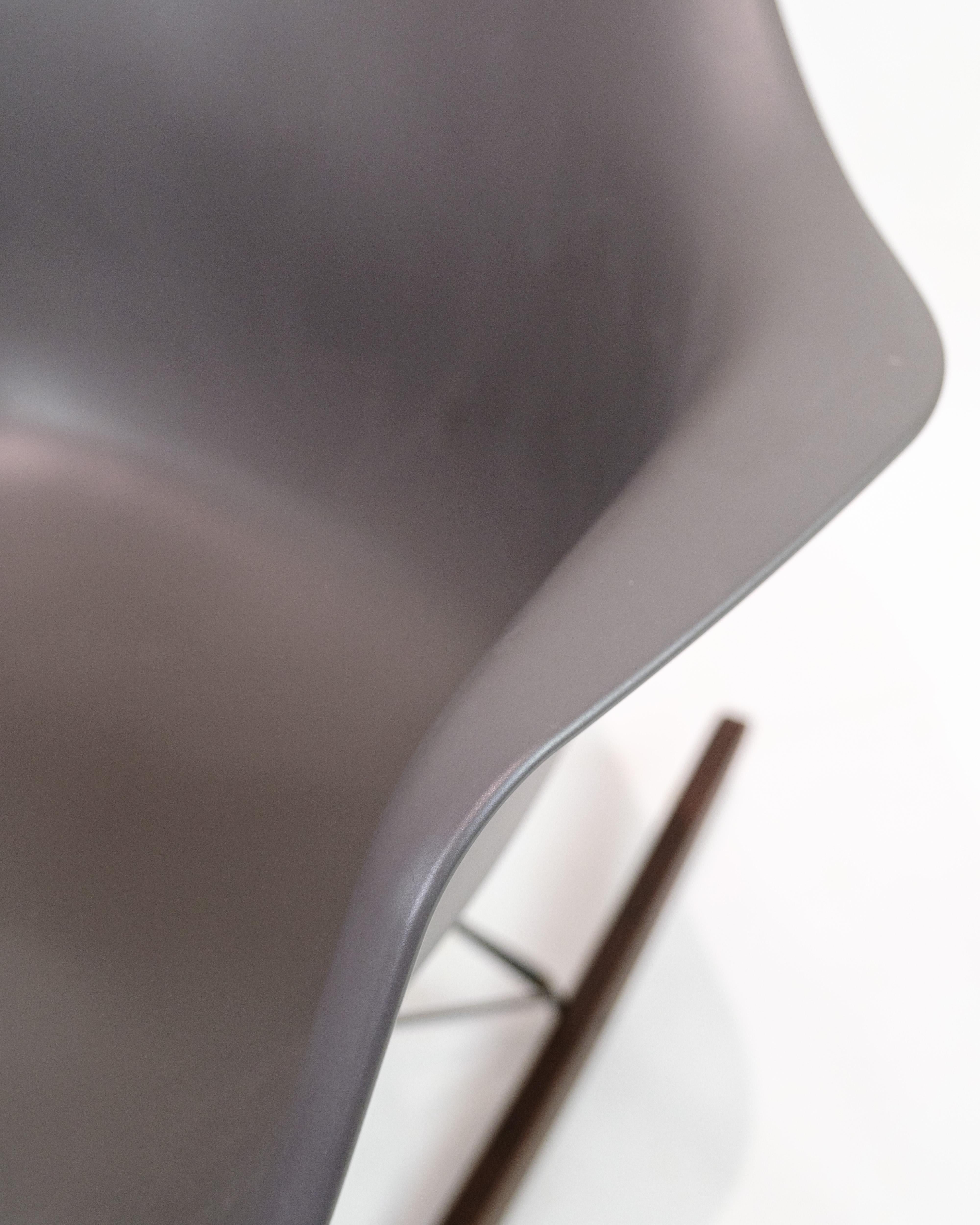 Poltrona disegnata da Charles and Ray Eames della serie RAR prodotta da Vitra in plastica, metallo e acero.


Misure: H. H. 68cm L. 62cm P. 44cm SH. 39cm