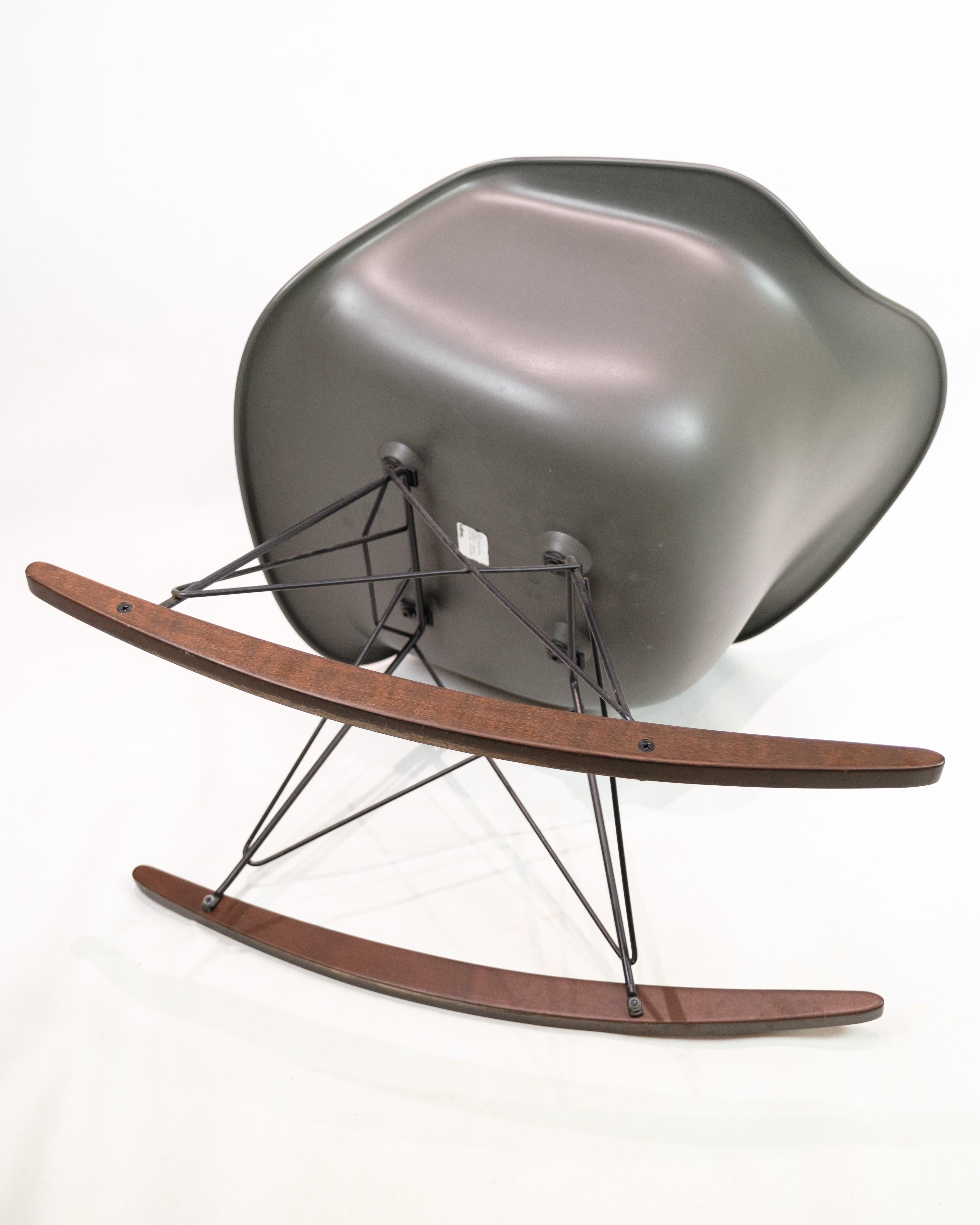 XXI secolo e contemporaneo Sedia a dondolo in plastica di Charles and Ray Eames per Vitra dal 2012 in vendita