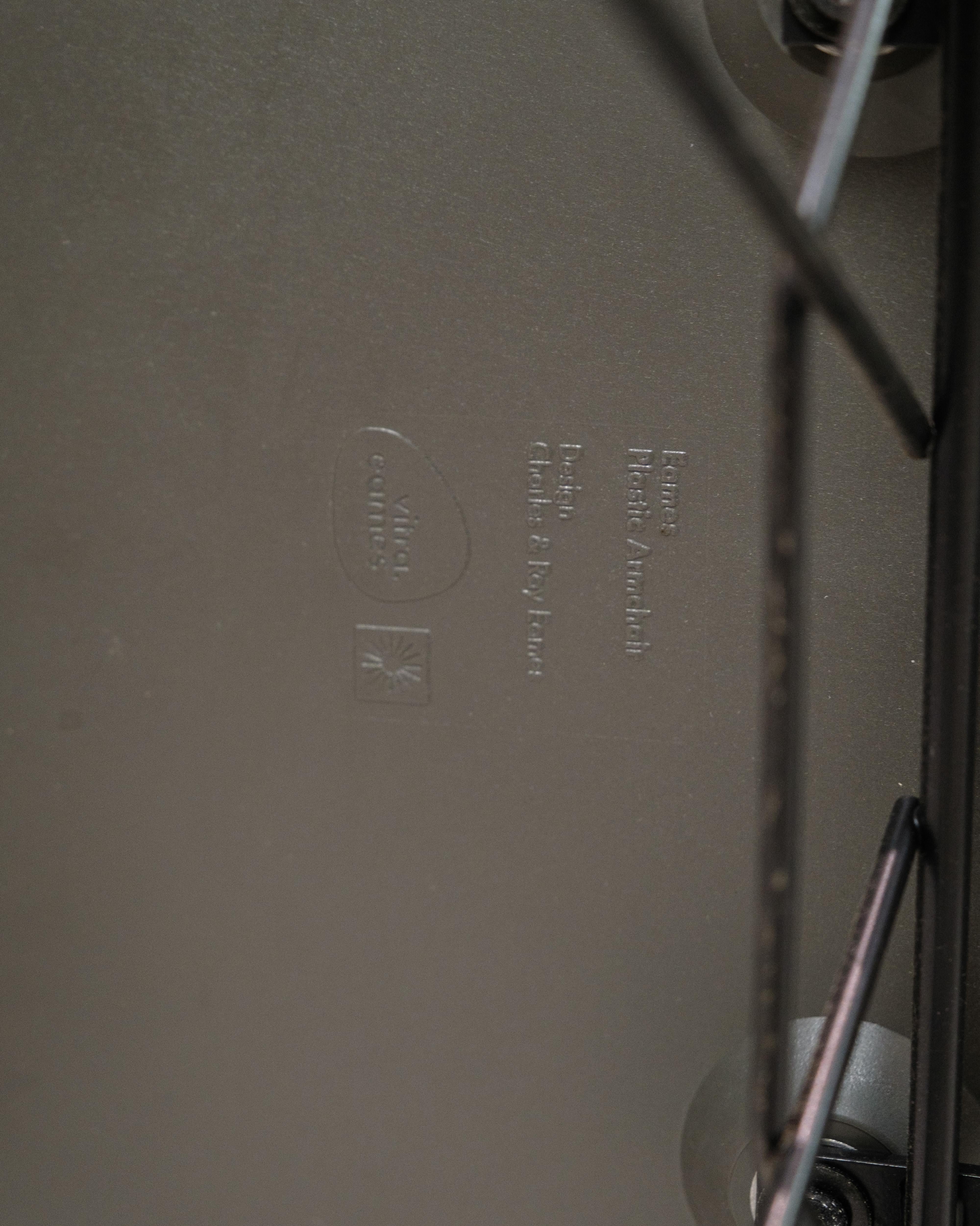 Plastica Sedia a dondolo in plastica di Charles and Ray Eames per Vitra dal 2012 in vendita