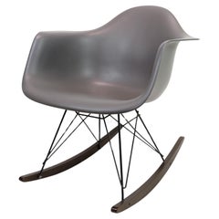 Silla mecedora de plástico de Charles & Ray Eames para Vitra de 2012