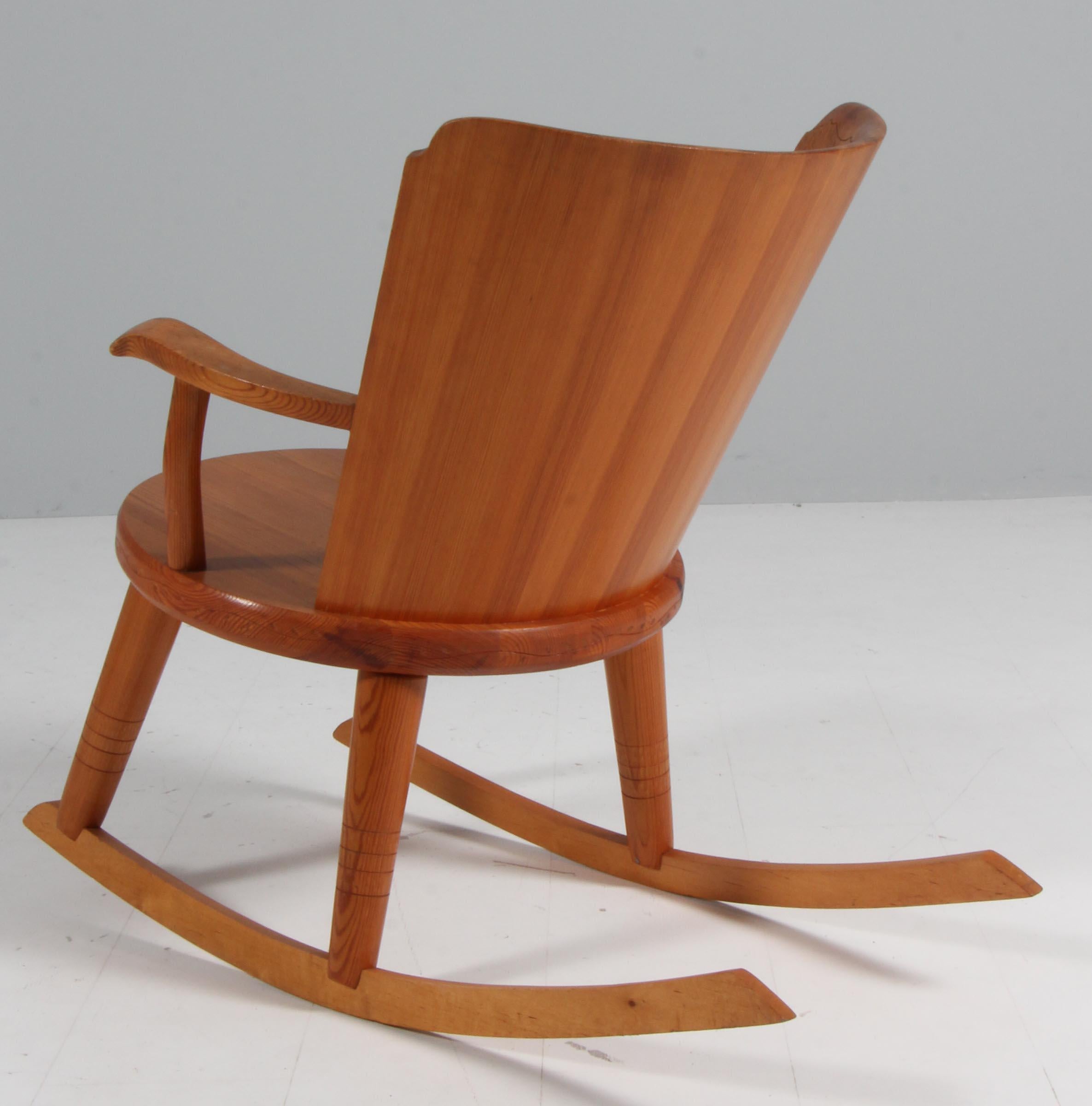 Rocking chair made in solid pine, Sweden 1970s In Good Condition For Sale In Esbjerg, DK