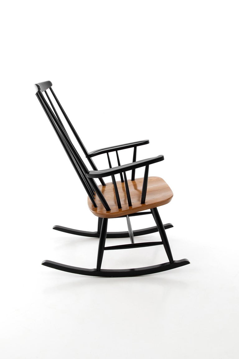 A fabulous Ilmari Tapiovaara designed rocking chair for Asko. Made of beech with a blond seat and black lacquered frame, it is a classic piece of mid-century modern design. 
Finland, 1950s.

Additional Information:
Total:
H 106 cm (H 41.7