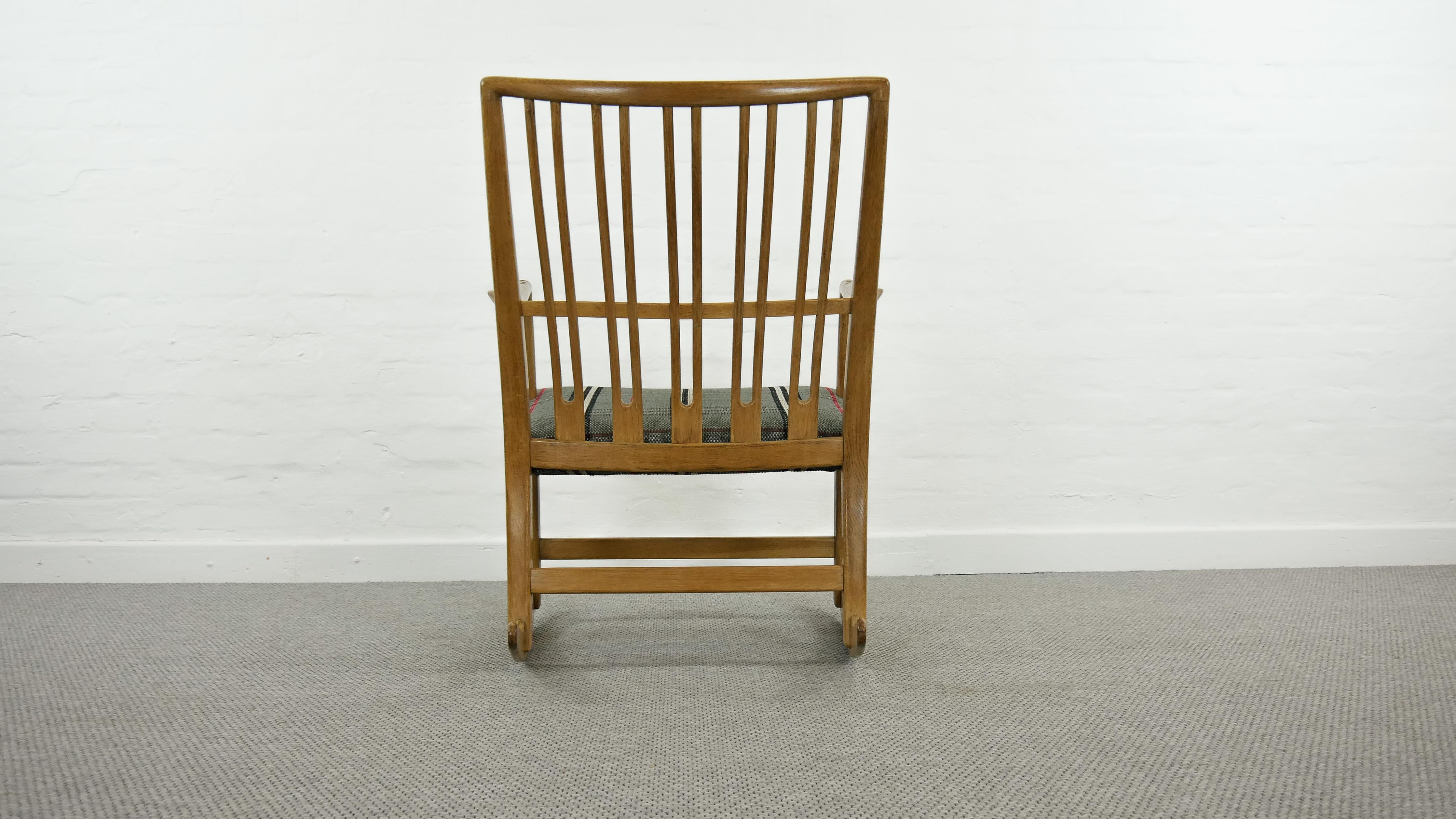 Rocking Chair ML-33 by Hans J. Wegner with Floral Carvings for Mikael Laursen In Good Condition In Halle, DE