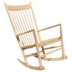 Rocking Chair:: modèle J16:: en hêtre:: de Hans J. Wegner et Fredericia