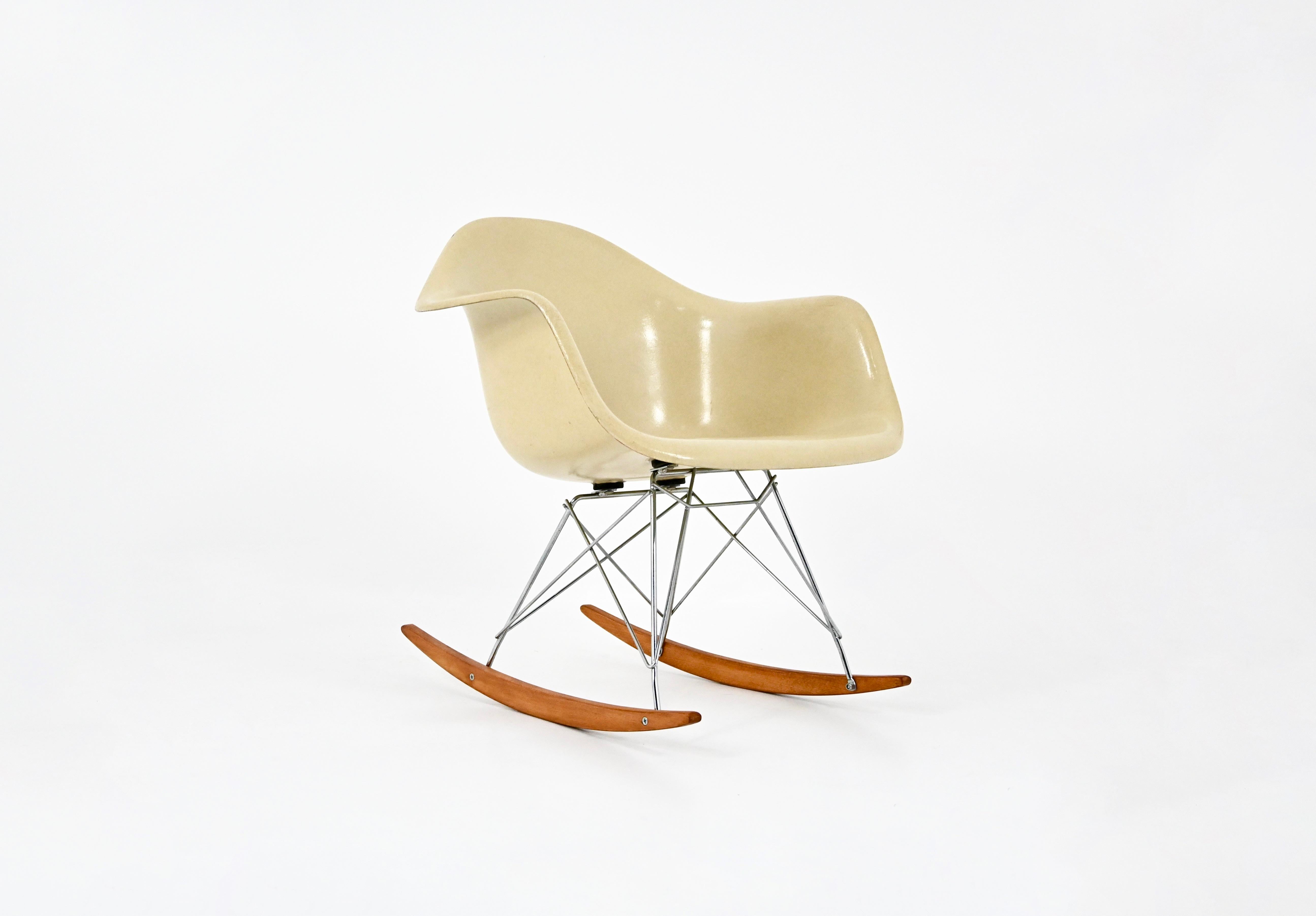 Sedia a dondolo in fibra di vetro. Il timbro è Herman Miller sul lato inferiore. Altezza della seduta: 40 cm. 
Usura dovuta al tempo e all'età della sedia.
PER LA SPEDIZIONE, RICHIEDICI DI RICEVERE IL MIGLIOR PREZZO

