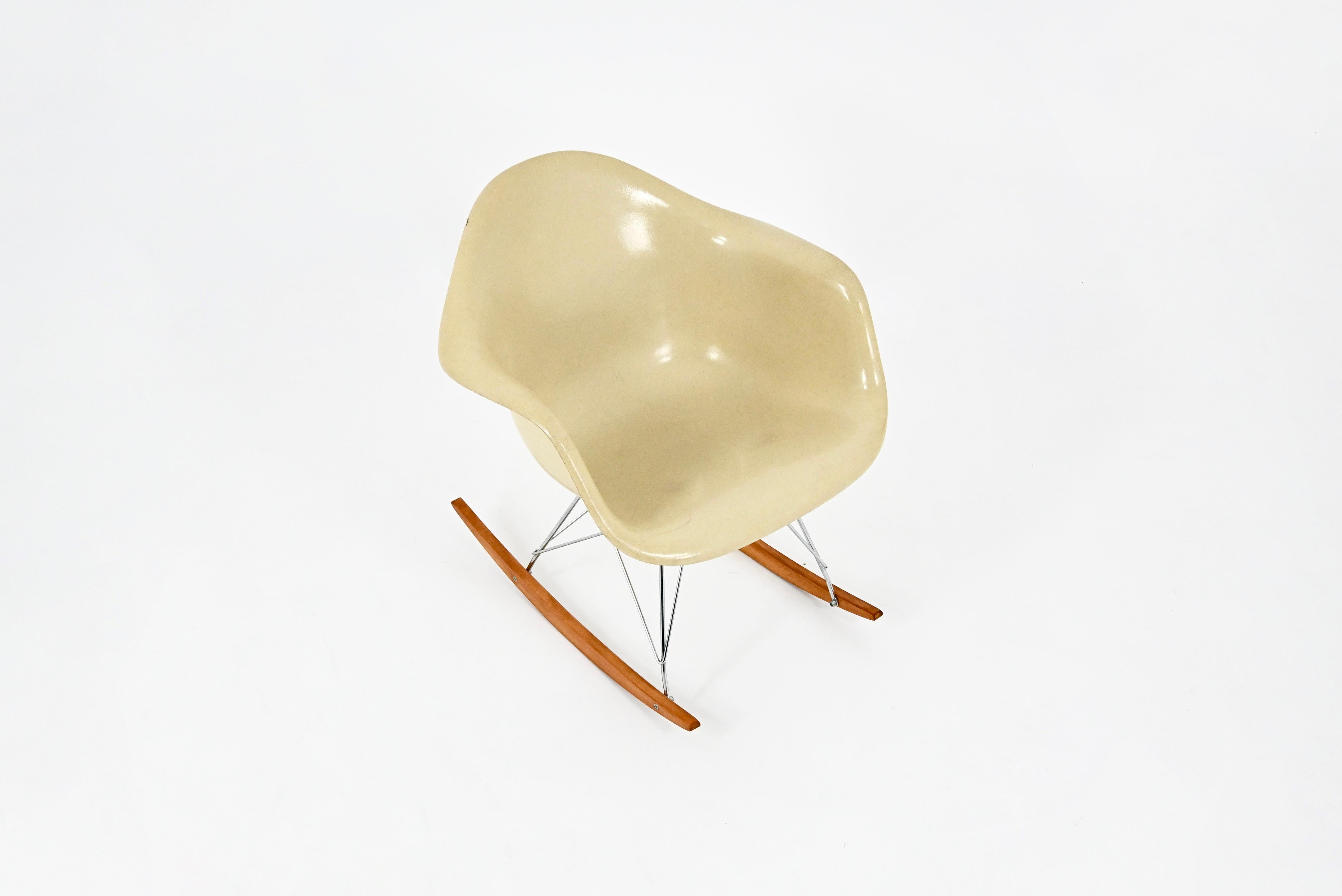 Mid-Century moderno Sedia a dondolo RAR di Charles and Ray Eames per Herman Miller, anni '60 in vendita