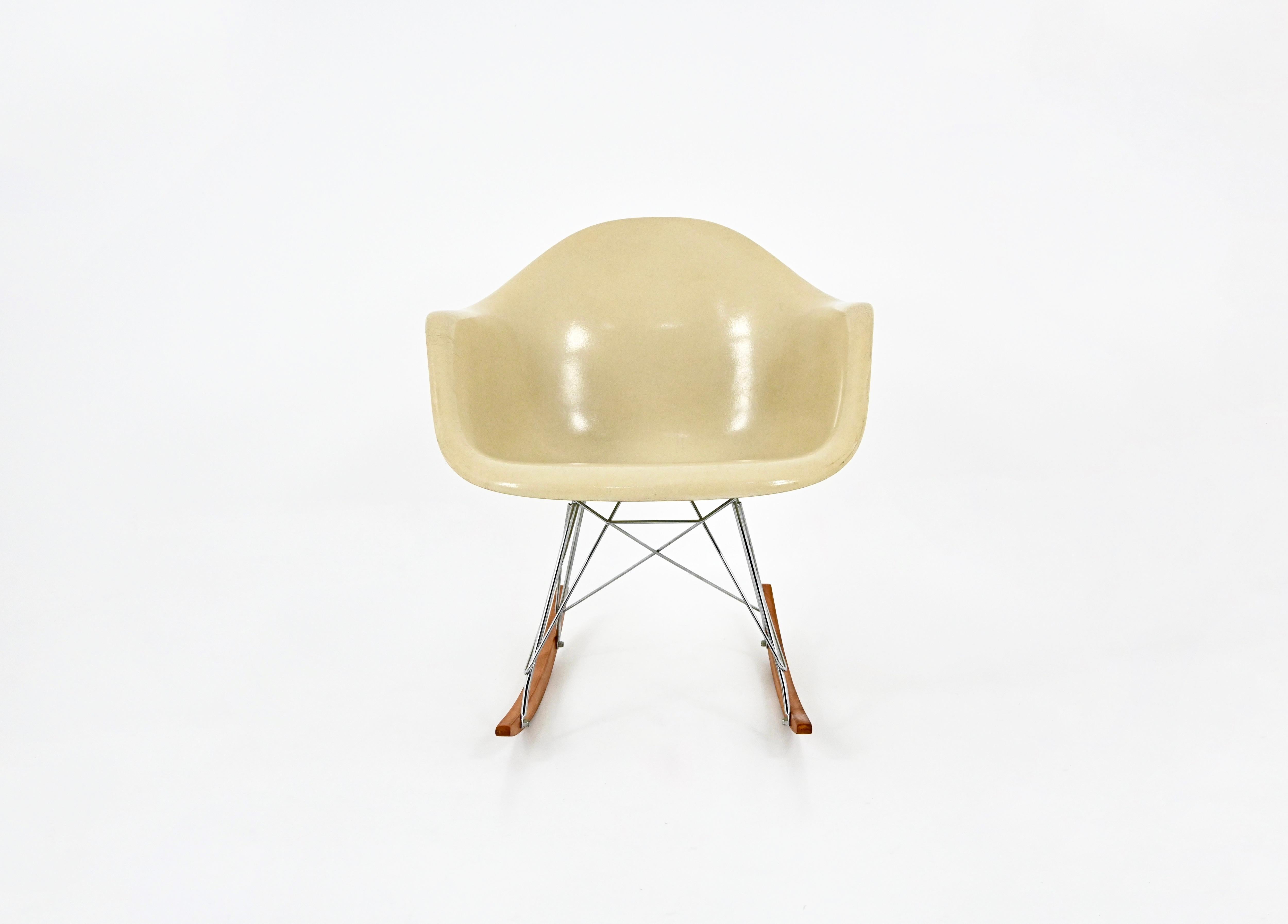 Centroamericano Sedia a dondolo RAR di Charles and Ray Eames per Herman Miller, anni '60 in vendita