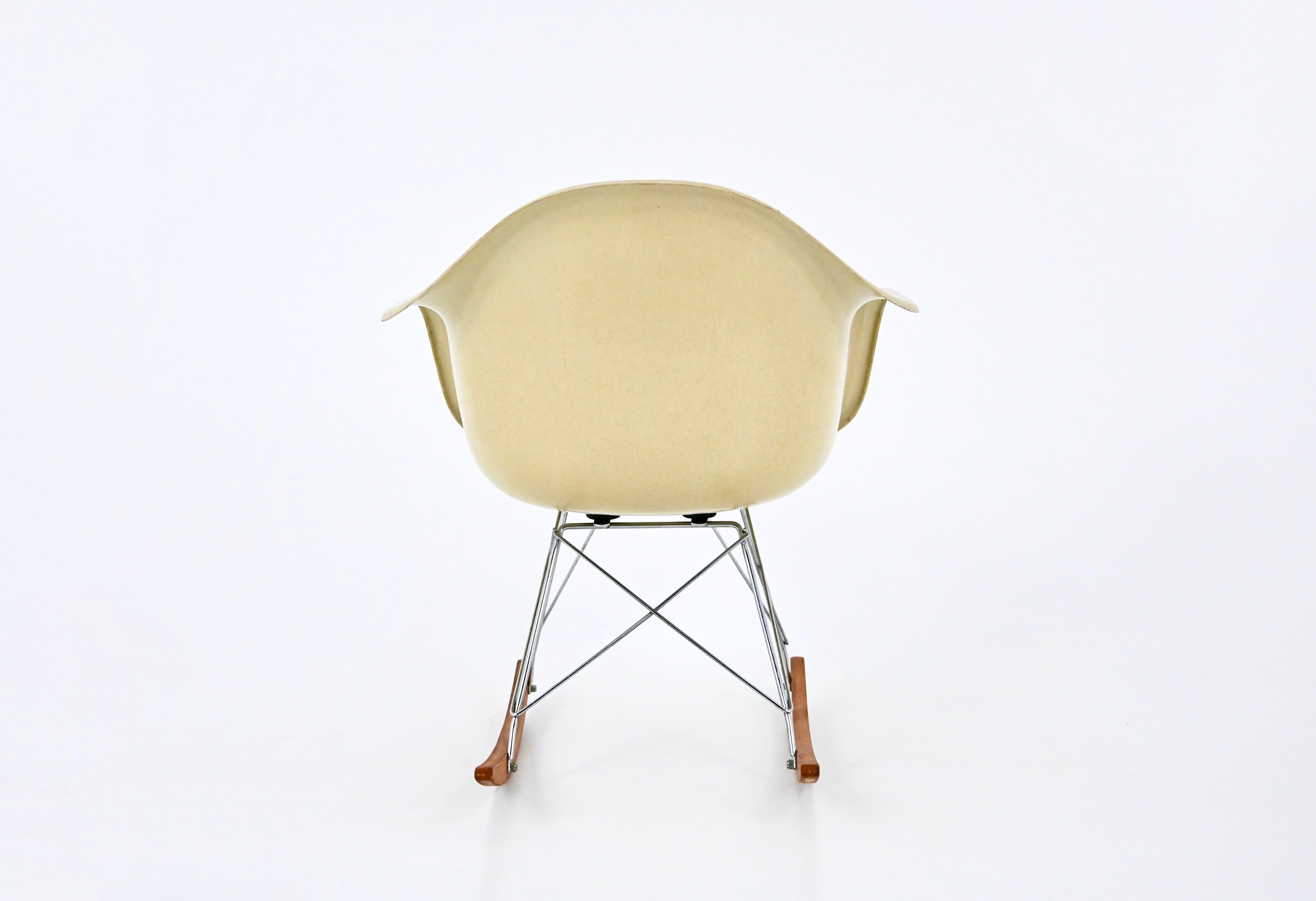 Metà XX secolo Sedia a dondolo RAR di Charles and Ray Eames per Herman Miller, anni '60 in vendita