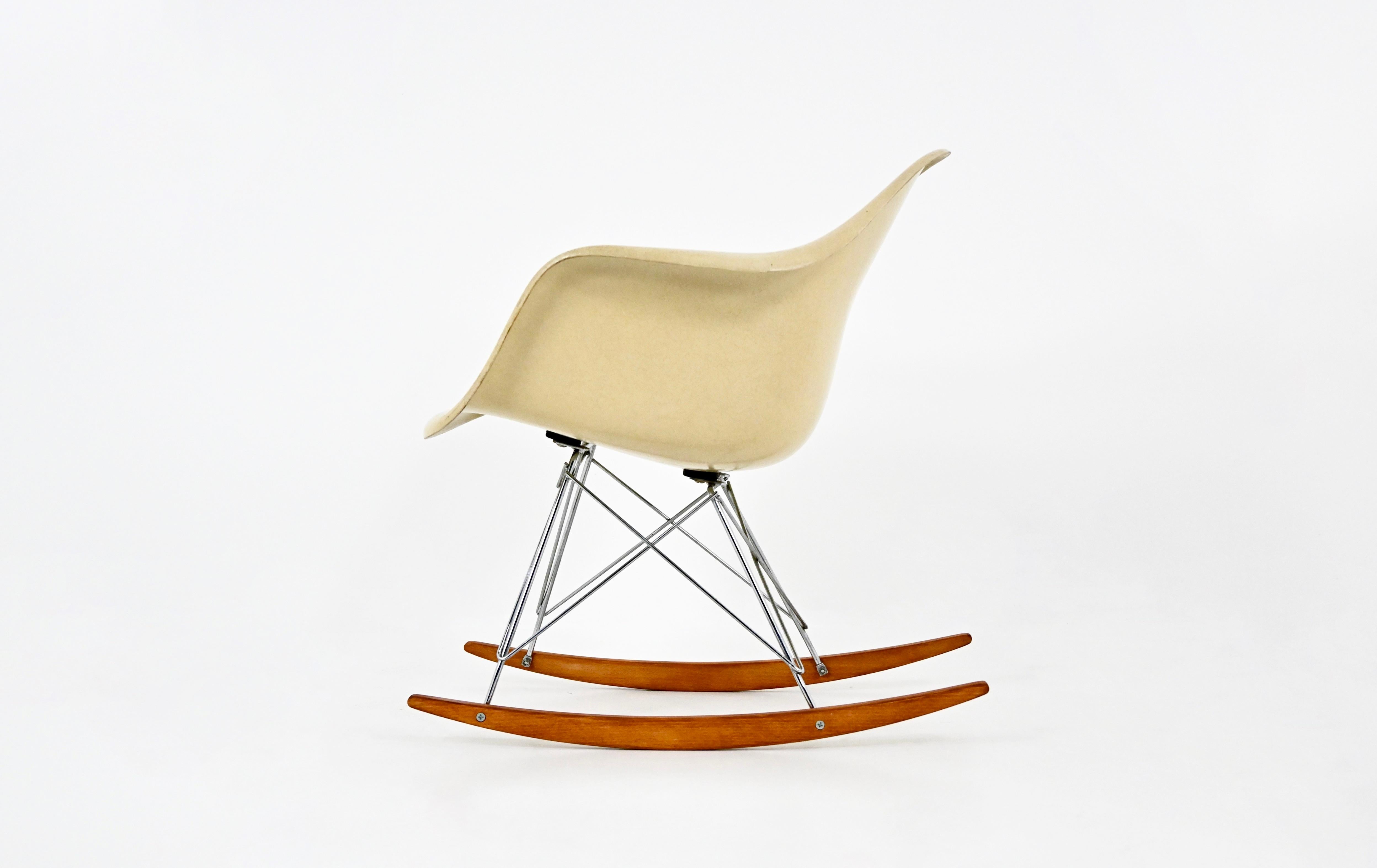 Metallo Sedia a dondolo RAR di Charles and Ray Eames per Herman Miller, anni '60 in vendita