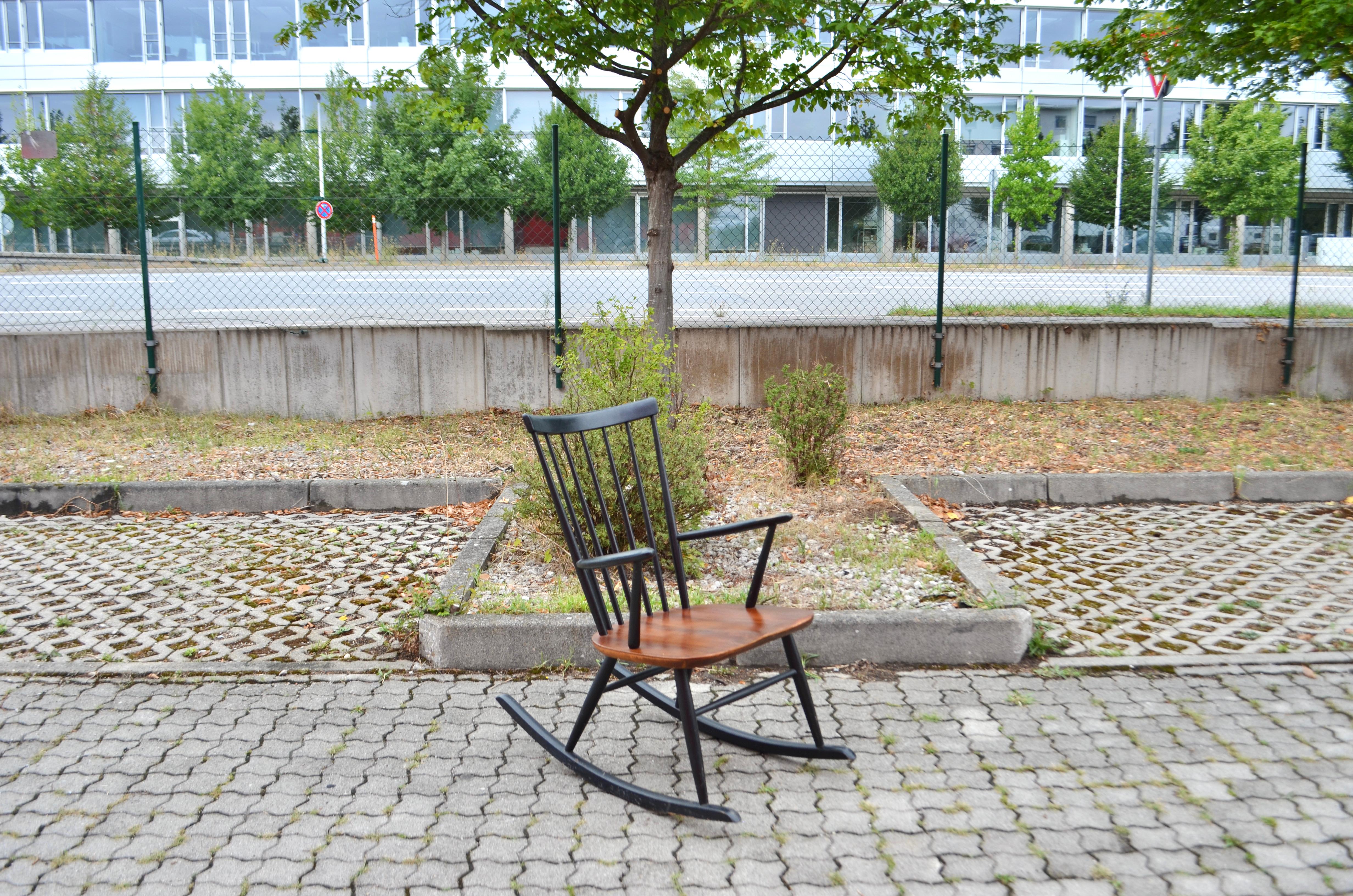 Ein skandinavischer Schaukelstuhl von Sven Erik Fryklund, hergestellt von Hagafors in Schweden.
Teakholz und schwarz lackiertes Buchenholz.
Die Armlehnen sind gut verarbeitet und der Stuhl ist bequem.
Schöne Patina auf den Armlehnen.